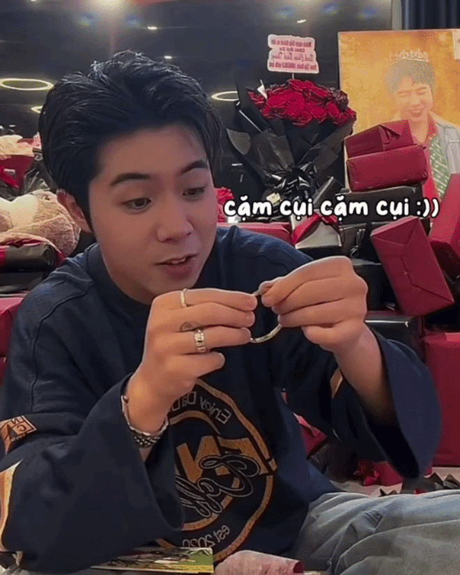 Nam ca sĩ Việt vướng drama bẽ b&agrave;ng v&igrave; qu&agrave; từ fan: "V&ograve;ng tay Rolex" 800 triệu hay m&oacute;n h&agrave;ng fake chỉ để khoe?- Ảnh 2.