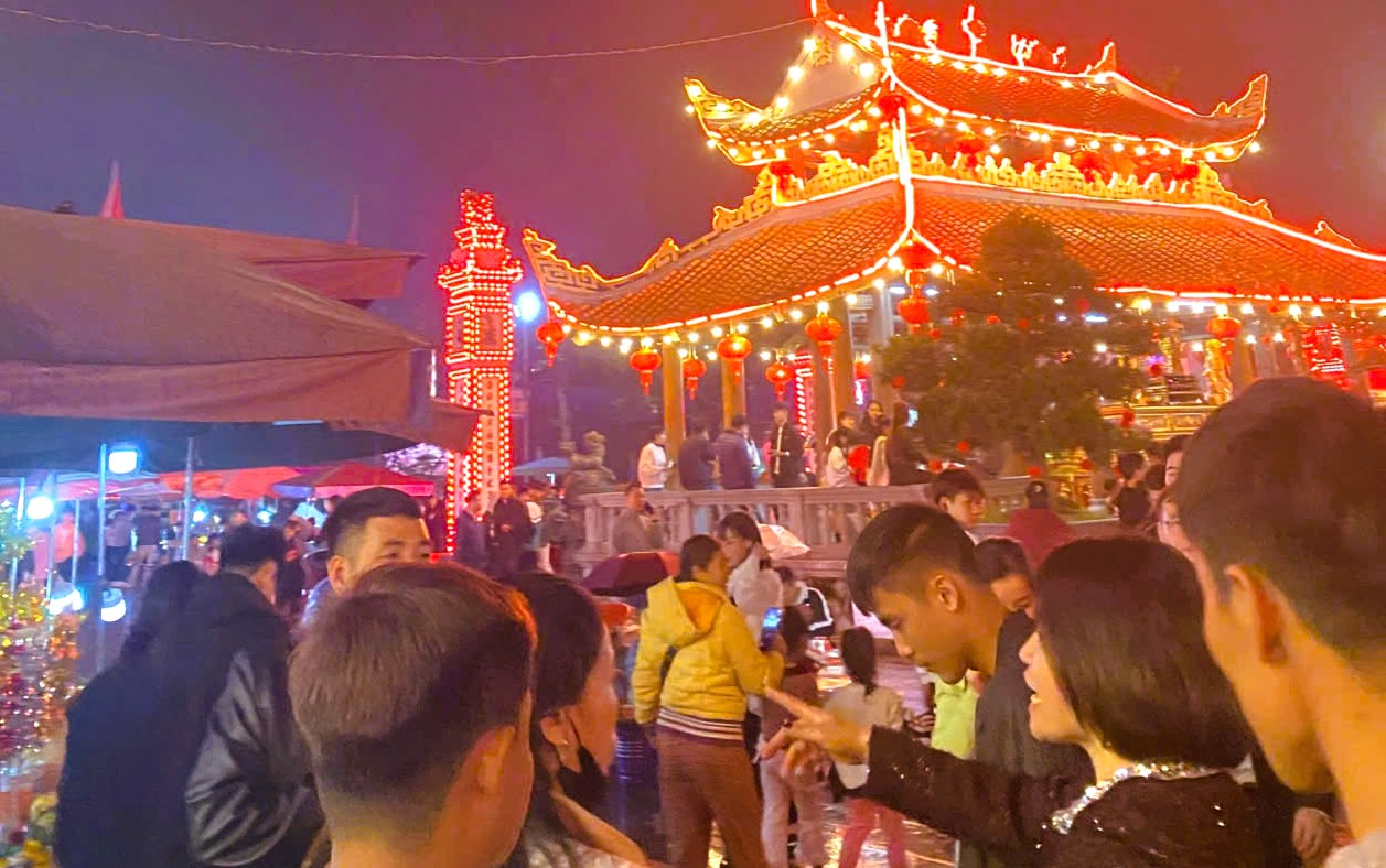 "Biển" người ùn ùn đổ về Ninh Bình đi chợ "mua may, bán rủi" lúc nửa đêm- Ảnh 4. "Biển" người ùn ùn đổ về Ninh Bình đi chợ "mua may, bán rủi" lúc nửa đêm- Ảnh 4.