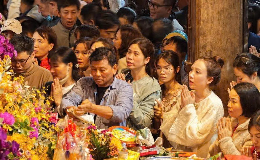 "Biển" người ùn ùn đổ về Ninh Bình đi chợ "mua may, bán rủi" lúc nửa đêm- Ảnh 16. "Biển" người ùn ùn đổ về Ninh Bình đi chợ "mua may, bán rủi" lúc nửa đêm- Ảnh 16.