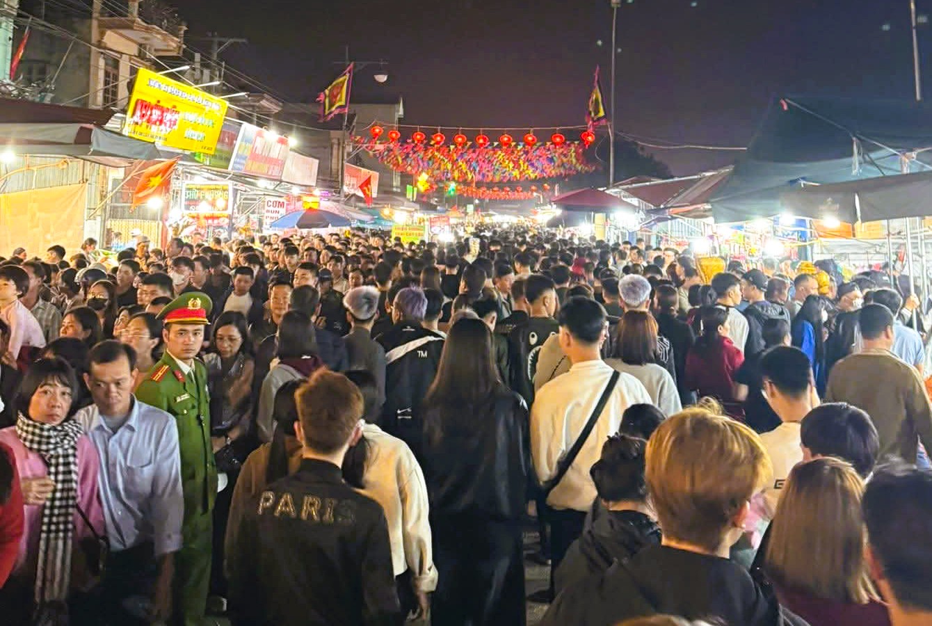 "Biển" người ùn ùn đổ về Ninh Bình đi chợ "mua may, bán rủi" lúc nửa đêm- Ảnh 2. "Biển" người ùn ùn đổ về Ninh Bình đi chợ "mua may, bán rủi" lúc nửa đêm- Ảnh 2.