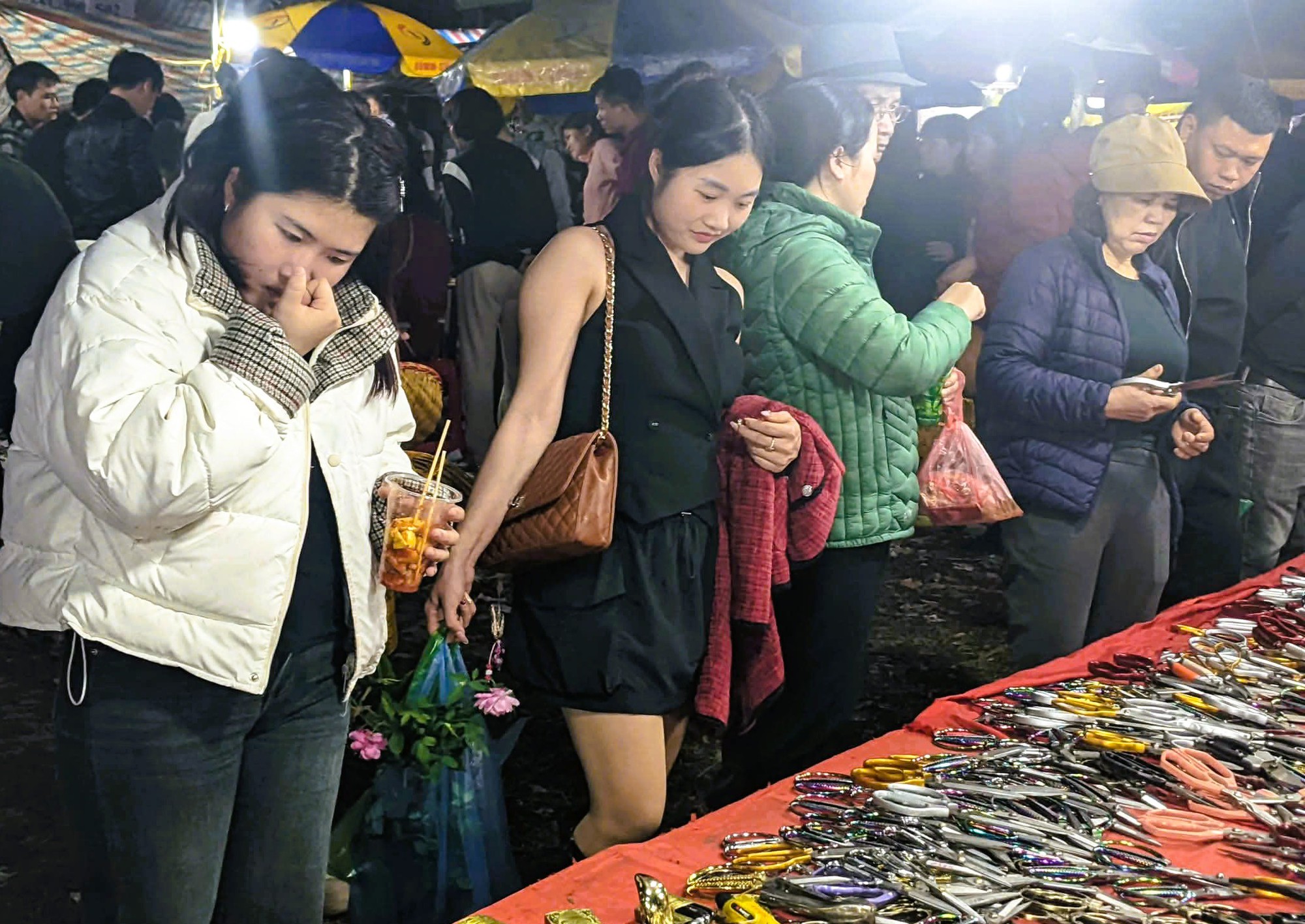 "Biển" người ùn ùn đổ về Ninh Bình đi chợ "mua may, bán rủi" lúc nửa đêm- Ảnh 5. "Biển" người ùn ùn đổ về Ninh Bình đi chợ "mua may, bán rủi" lúc nửa đêm- Ảnh 5.