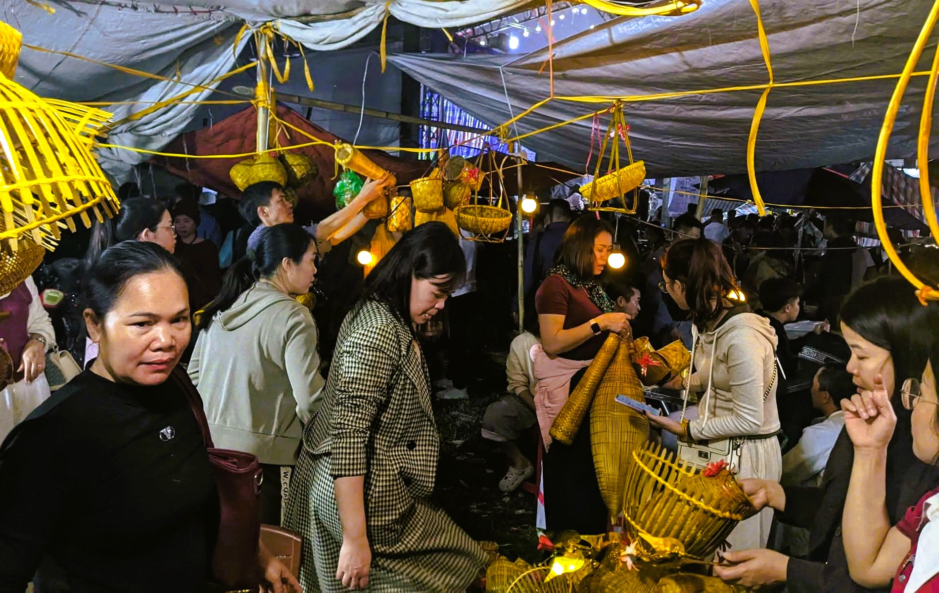 "Biển" người ùn ùn đổ về Ninh Bình đi chợ "mua may, bán rủi" lúc nửa đêm- Ảnh 12. "Biển" người ùn ùn đổ về Ninh Bình đi chợ "mua may, bán rủi" lúc nửa đêm- Ảnh 12.