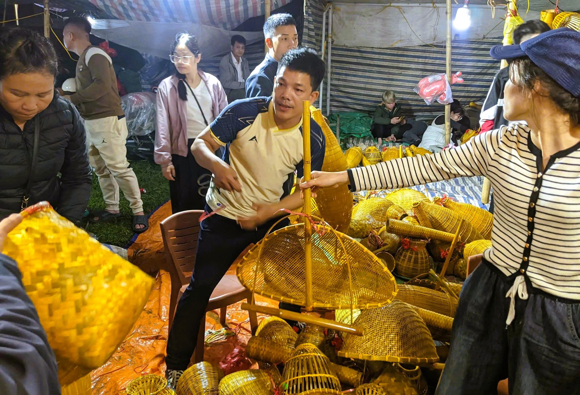 "Biển" người ùn ùn đổ về Ninh Bình đi chợ "mua may, bán rủi" lúc nửa đêm- Ảnh 13. "Biển" người ùn ùn đổ về Ninh Bình đi chợ "mua may, bán rủi" lúc nửa đêm- Ảnh 13.