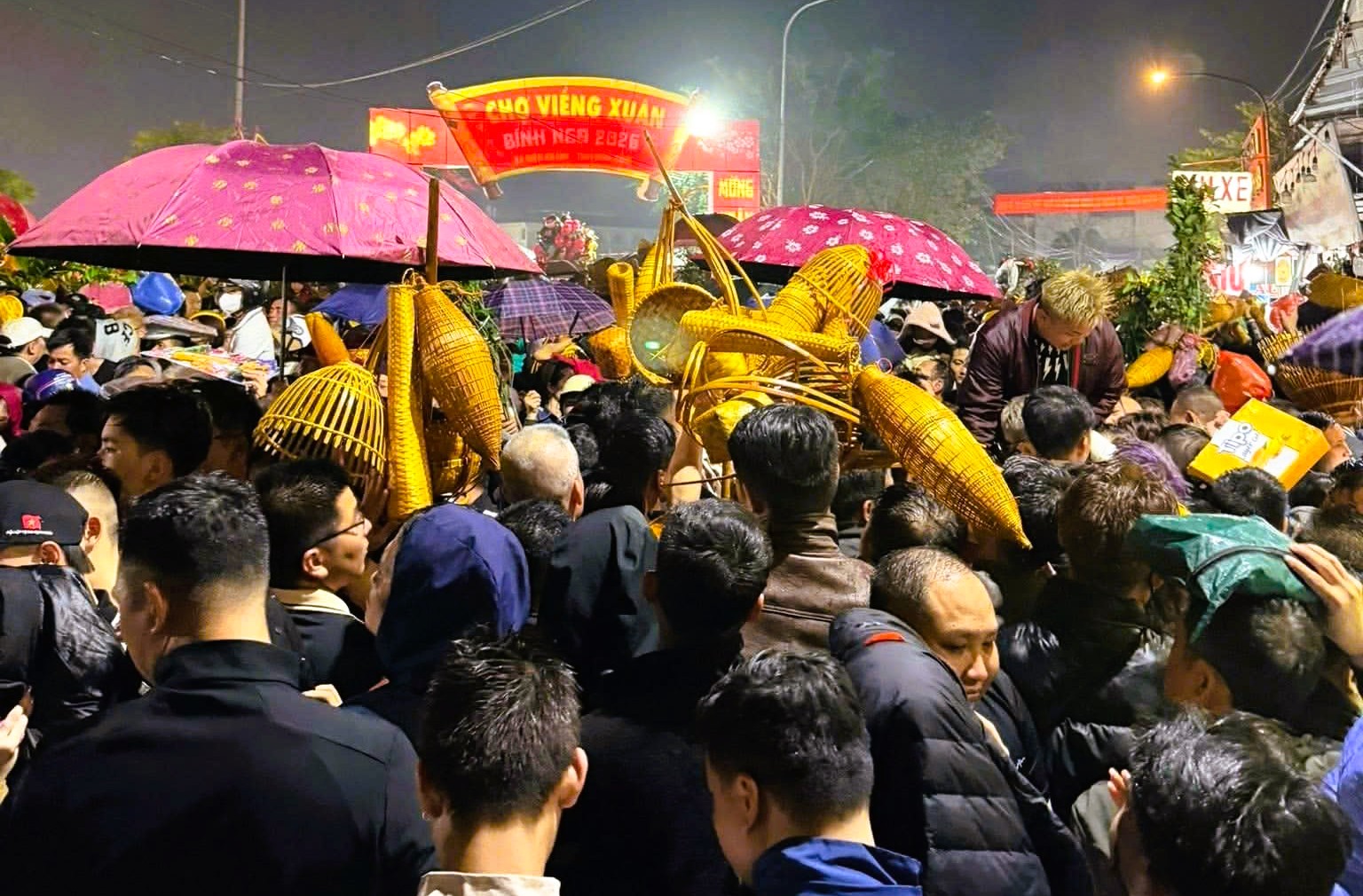 "Biển" người ùn ùn đổ về Ninh Bình đi chợ "mua may, bán rủi" lúc nửa đêm- Ảnh 1. "Biển" người ùn ùn đổ về Ninh Bình đi chợ "mua may, bán rủi" lúc nửa đêm- Ảnh 1.