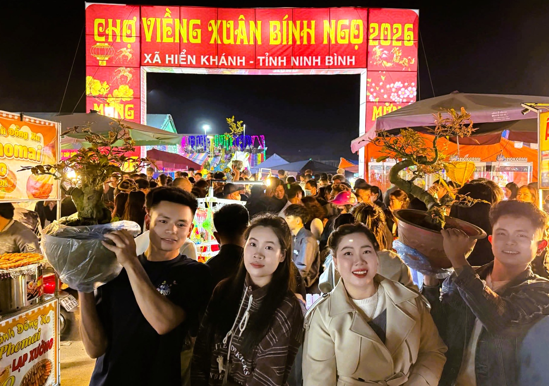 "Biển" người ùn ùn đổ về Ninh Bình đi chợ "mua may, bán rủi" lúc nửa đêm- Ảnh 3. "Biển" người ùn ùn đổ về Ninh Bình đi chợ "mua may, bán rủi" lúc nửa đêm- Ảnh 3.