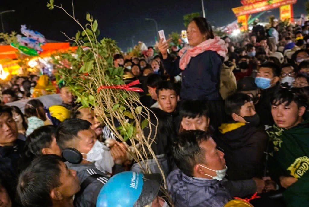 "Biển" người ùn ùn đổ về Ninh Bình đi chợ "mua may, bán rủi" lúc nửa đêm- Ảnh 11. "Biển" người ùn ùn đổ về Ninh Bình đi chợ "mua may, bán rủi" lúc nửa đêm- Ảnh 11.