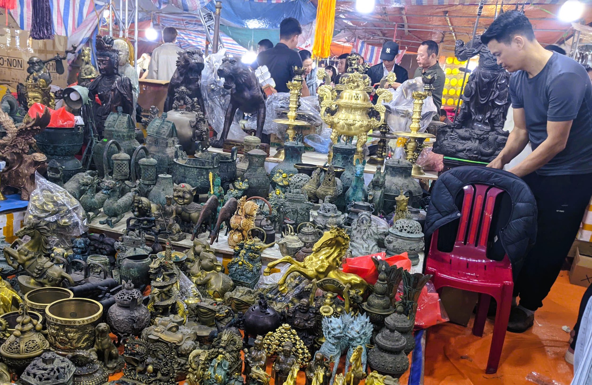 "Biển" người ùn ùn đổ về Ninh Bình đi chợ "mua may, bán rủi" lúc nửa đêm- Ảnh 6. "Biển" người ùn ùn đổ về Ninh Bình đi chợ "mua may, bán rủi" lúc nửa đêm- Ảnh 6.