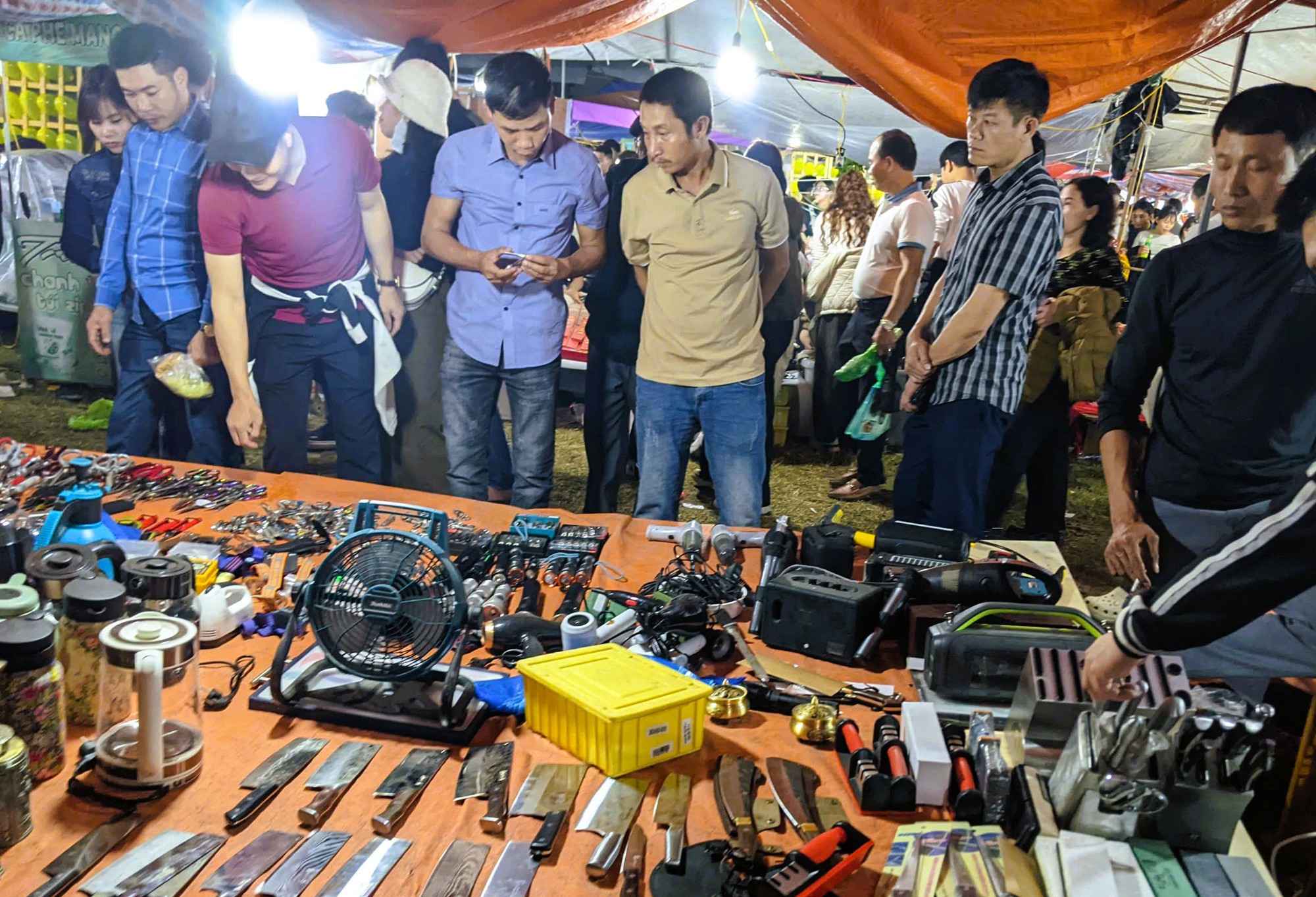 "Biển" người ùn ùn đổ về Ninh Bình đi chợ "mua may, bán rủi" lúc nửa đêm- Ảnh 8. "Biển" người ùn ùn đổ về Ninh Bình đi chợ "mua may, bán rủi" lúc nửa đêm- Ảnh 8.