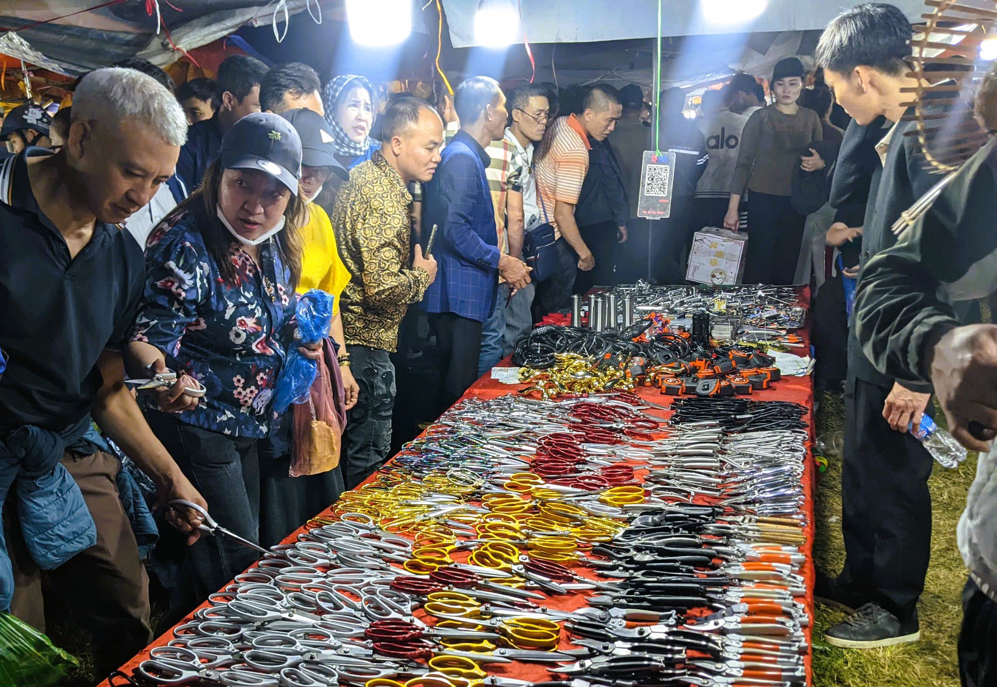 "Biển" người ùn ùn đổ về Ninh Bình đi chợ "mua may, bán rủi" lúc nửa đêm- Ảnh 14. "Biển" người ùn ùn đổ về Ninh Bình đi chợ "mua may, bán rủi" lúc nửa đêm- Ảnh 14.