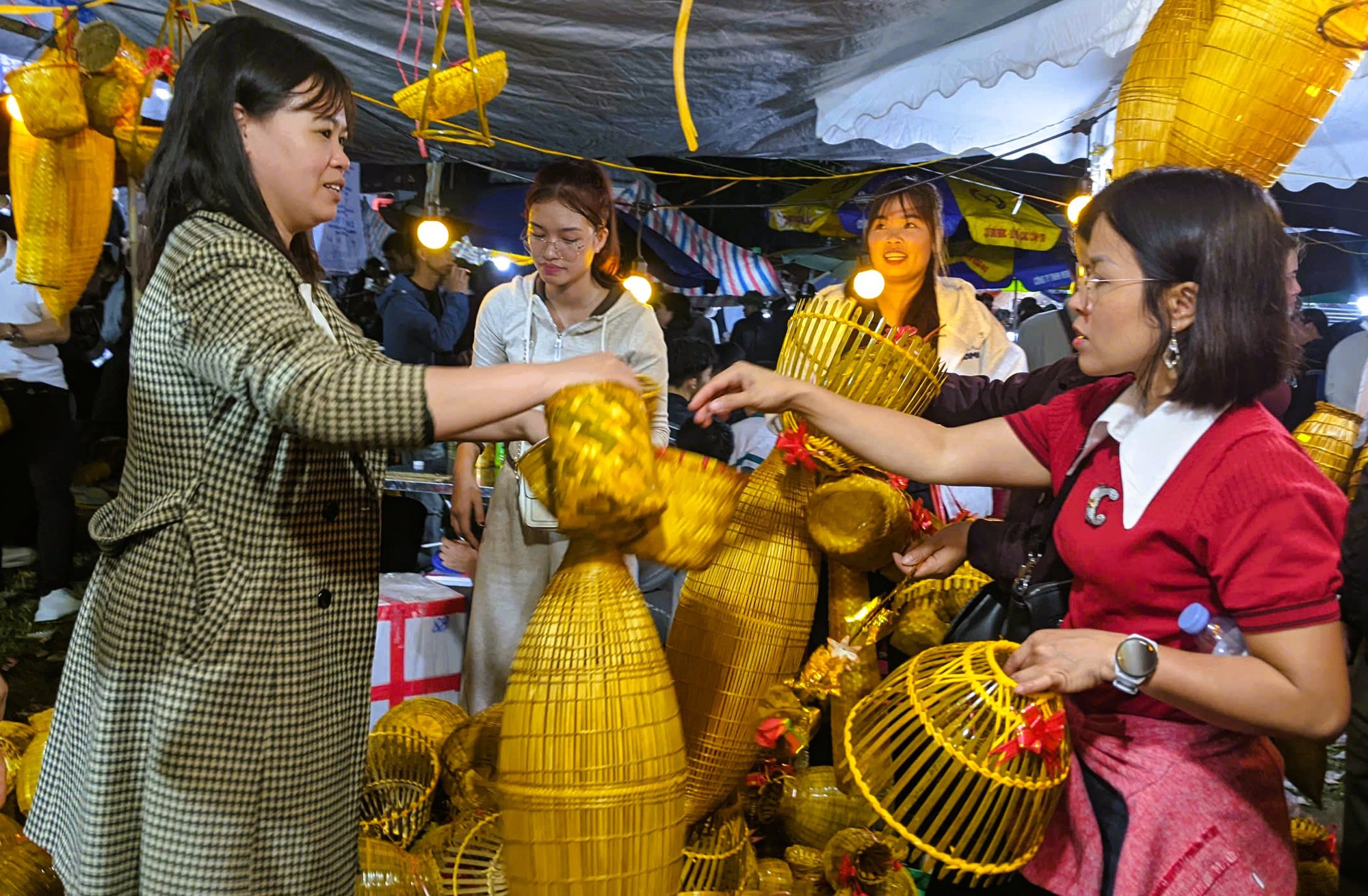 "Biển" người ùn ùn đổ về Ninh Bình đi chợ "mua may, bán rủi" lúc nửa đêm- Ảnh 10. "Biển" người ùn ùn đổ về Ninh Bình đi chợ "mua may, bán rủi" lúc nửa đêm- Ảnh 10.