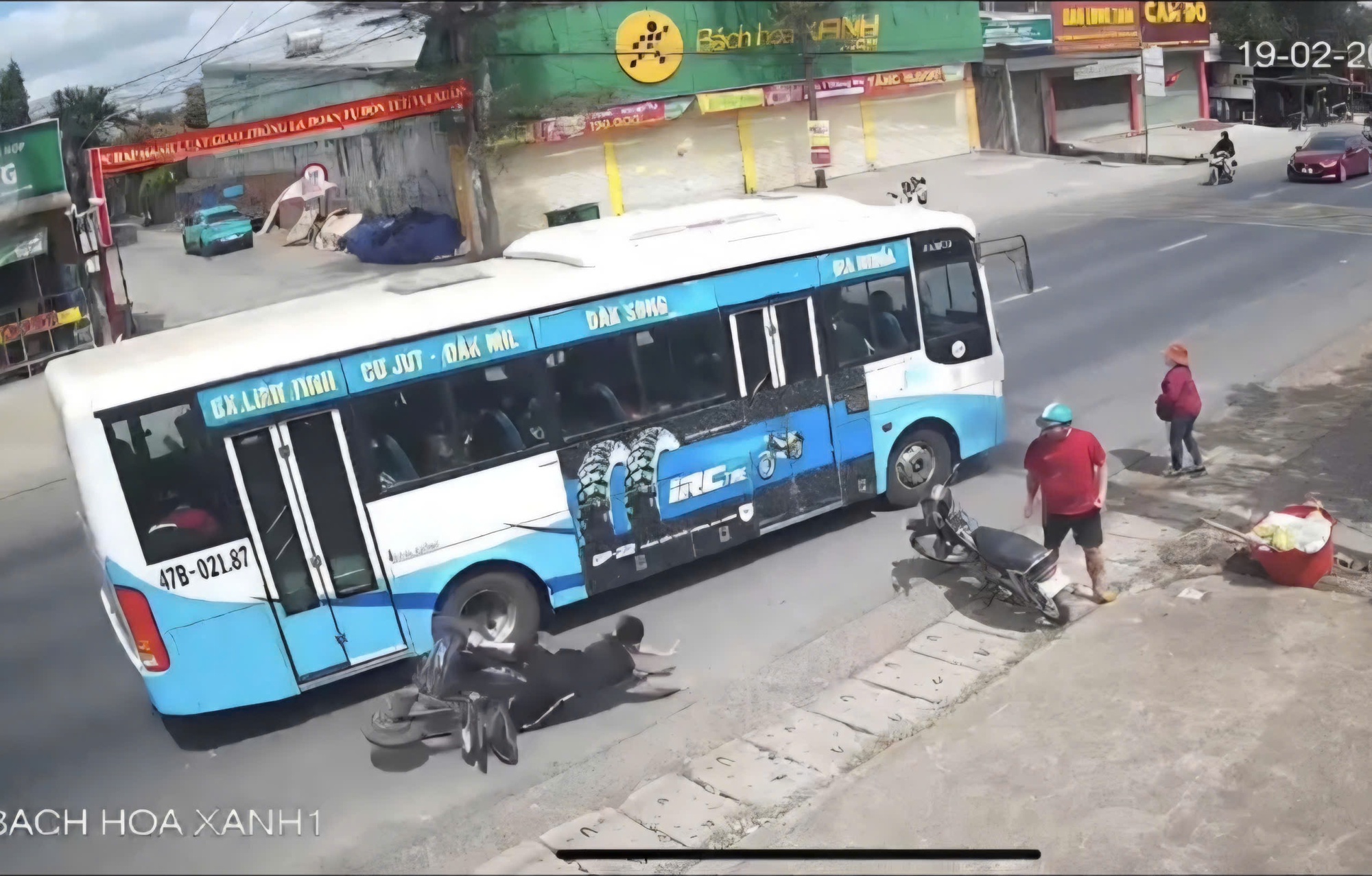 CLIP: T&ocirc;ng xe đạp điện khiến một học sinh văng xa nhưng t&agrave;i xế xe bu&yacute;t kh&ocirc;ng biết?- Ảnh 1.