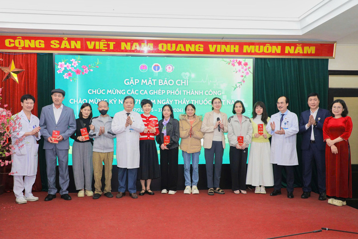 Cuộc hội ngộ đầy x&uacute;c động của 8 bệnh nh&acirc;n được hồi sinh nhờ gh&eacute;p phổi- Ảnh 1.