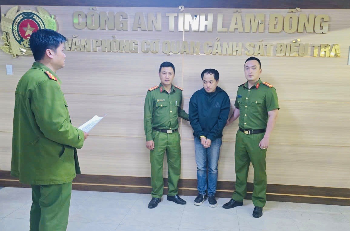 Ph&aacute;t hiện nh&acirc;n vi&ecirc;n c&ocirc;ng ty t&agrave;i ch&iacute;nh nghỉ việc, lấy điện thoại kh&aacute;ch lập t&agrave;i khoản ng&acirc;n h&agrave;ng để vay tiền rồi chiếm đoạt- Ảnh 1.