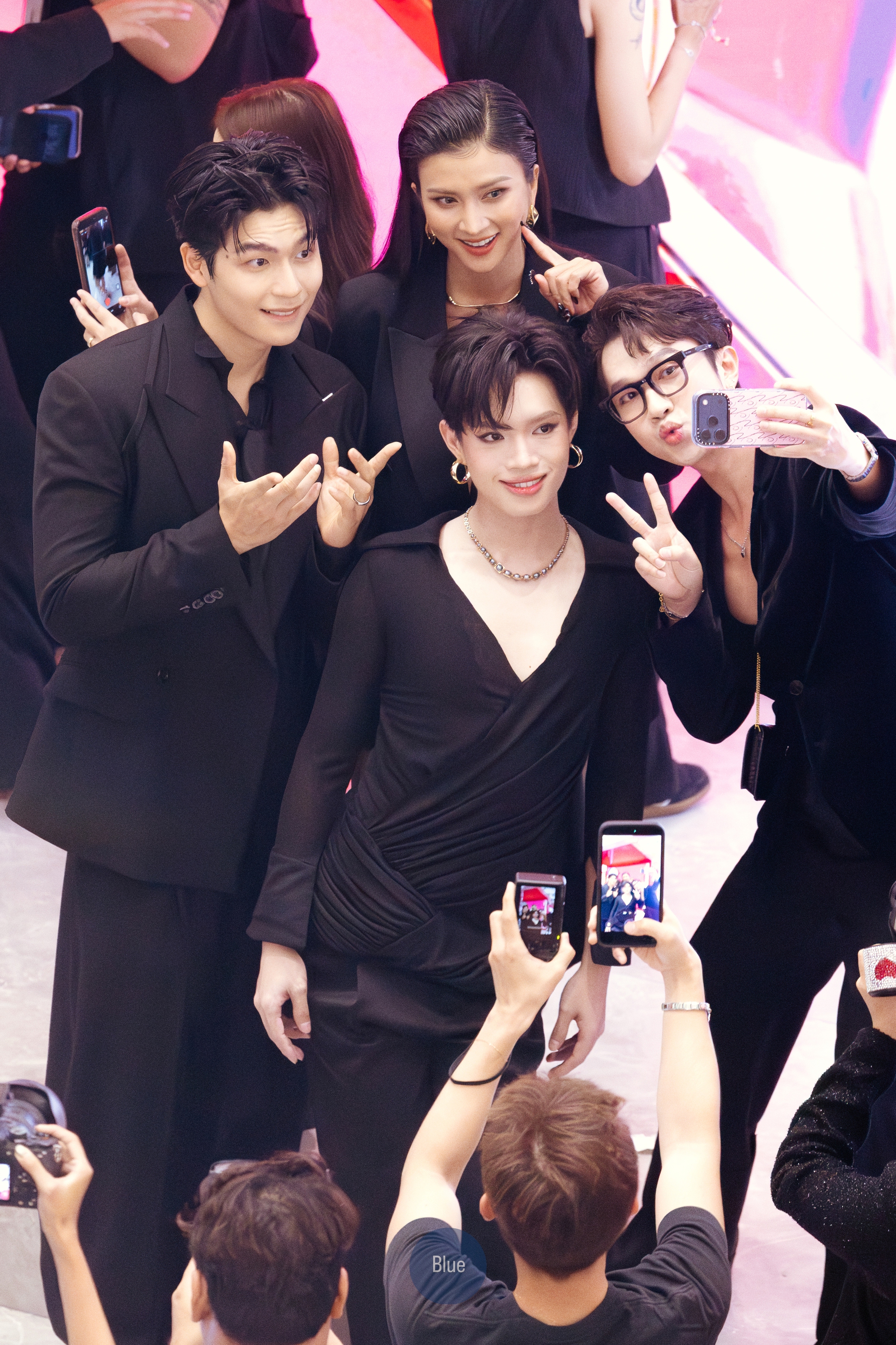 Lần đầu Kim Tuyến và Đồng Ánh Quỳnh công khai, trung tâm thương mại như vỡ trận- Ảnh 8. Lần đầu Kim Tuyến và Đồng Ánh Quỳnh công khai, trung tâm thương mại như vỡ trận- Ảnh 8.