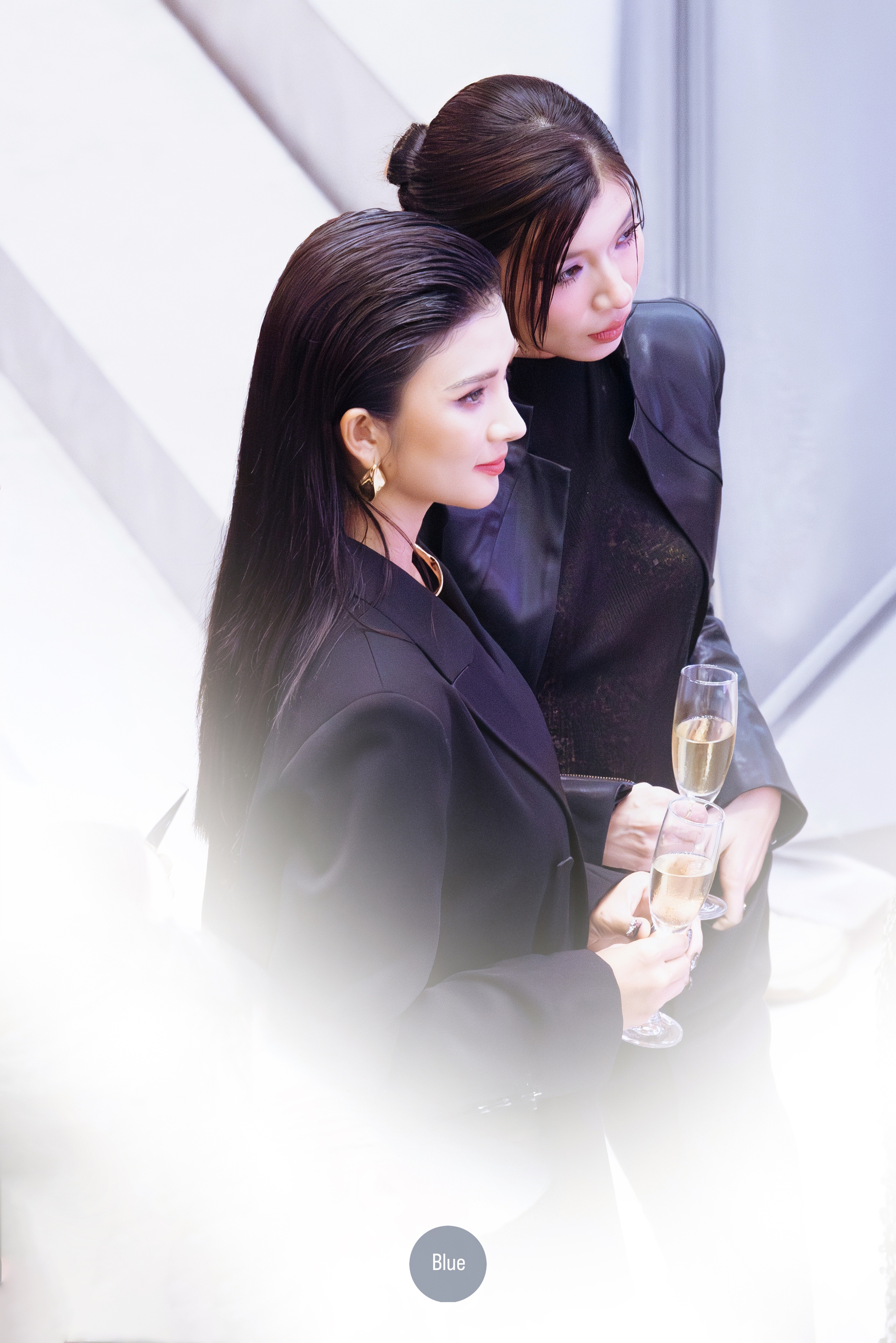 Lần đầu Kim Tuyến và Đồng Ánh Quỳnh công khai, trung tâm thương mại như vỡ trận- Ảnh 2. Lần đầu Kim Tuyến và Đồng Ánh Quỳnh công khai, trung tâm thương mại như vỡ trận- Ảnh 2.