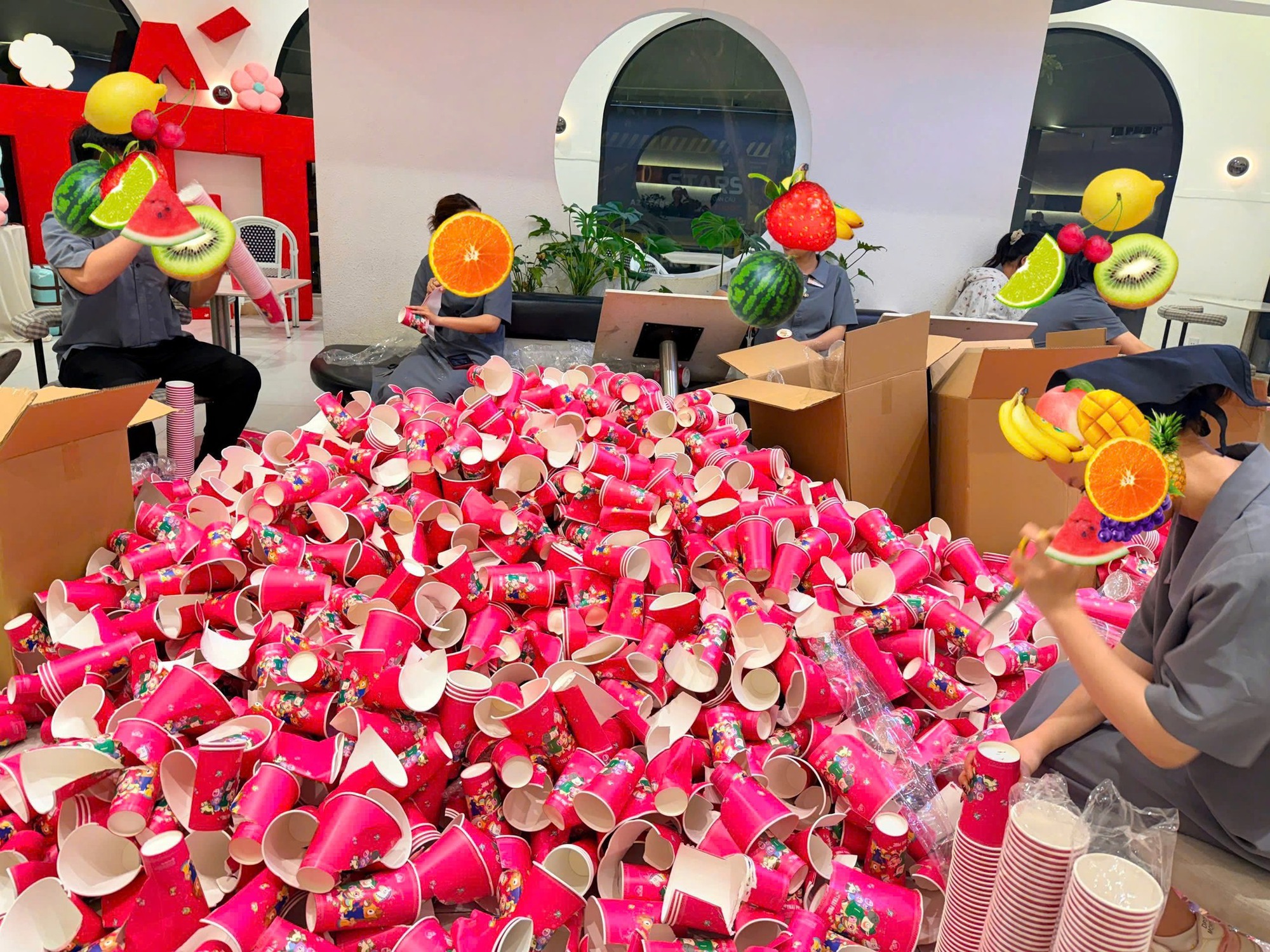 Biến căng cộng đồng tr&agrave; sữa h&ocirc;m nay: Qu&aacute;n in 10.286 cốc giấy c&oacute; h&igrave;nh ảnh 