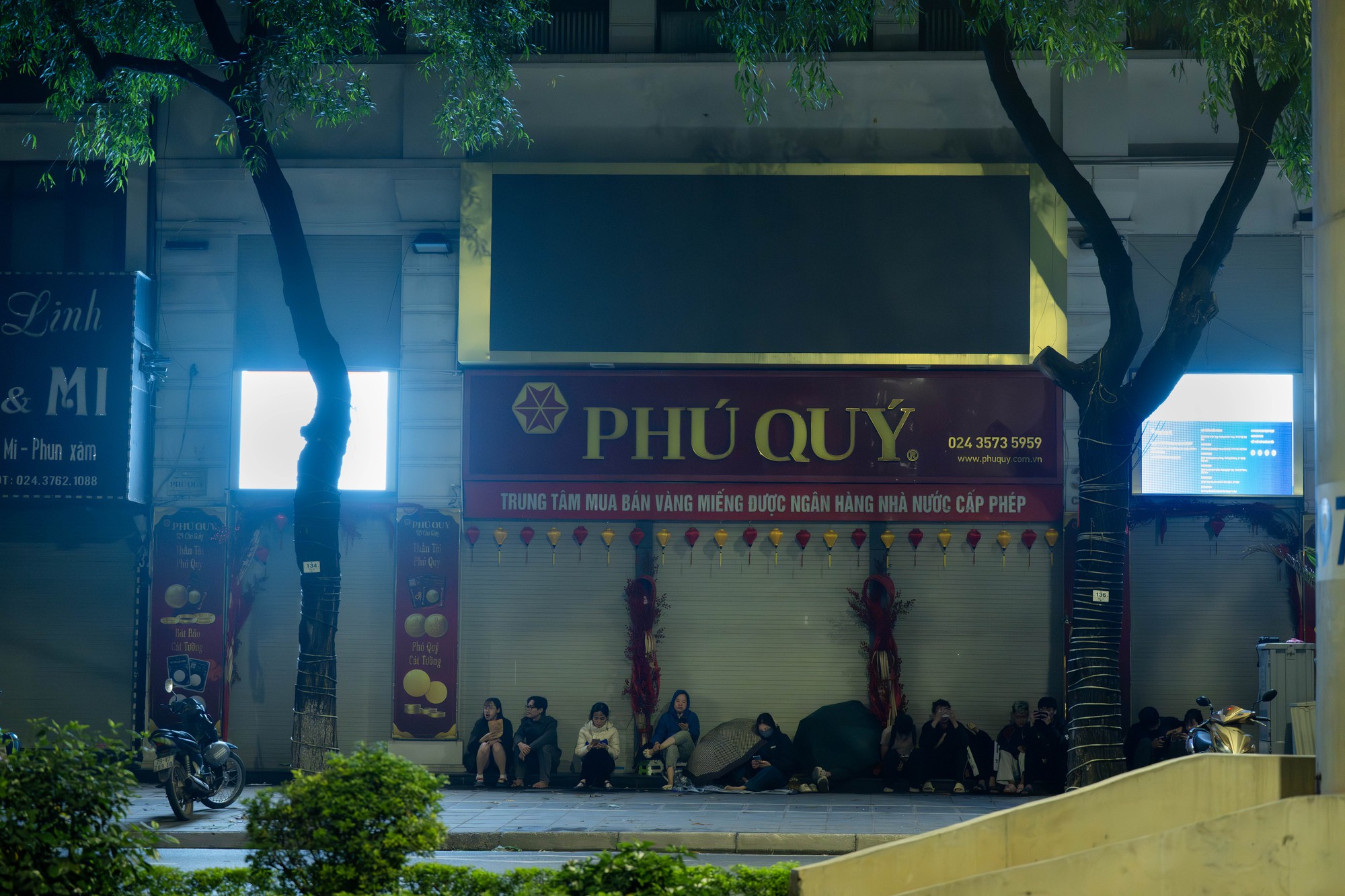 Cảnh tượng lạ trên phố Cầu Giấy vào đúng 0h ngày Vía Thần Tài- Ảnh 1. Cảnh tượng lạ trên phố Cầu Giấy vào đúng 0h ngày Vía Thần Tài- Ảnh 1.