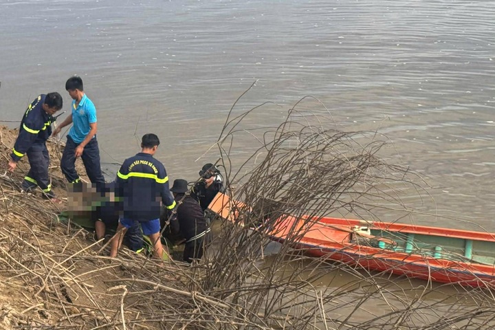 Lật thuyền đ&aacute;nh c&aacute; tr&ecirc;n s&ocirc;ng ở Quảng Ng&atilde;i, một người tử vong- Ảnh 1.