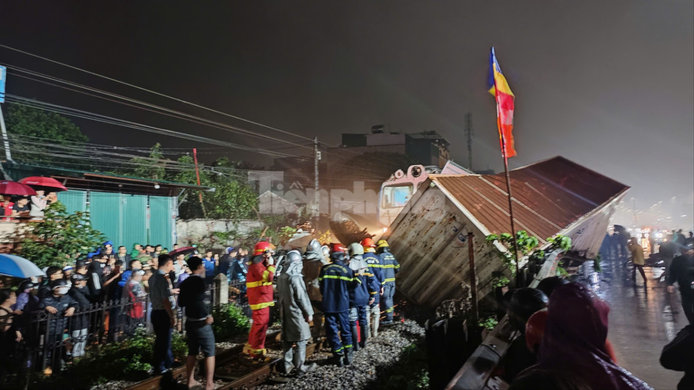 Hà Nội: Xe container bị đẩy xa hàng chục mét sau va chạm với tàu hỏa- Ảnh 2.