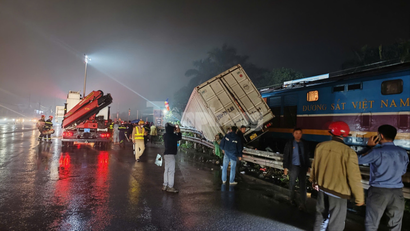Hà Nội: Xe container bị đẩy xa hàng chục mét sau va chạm với tàu hỏa- Ảnh 1.
