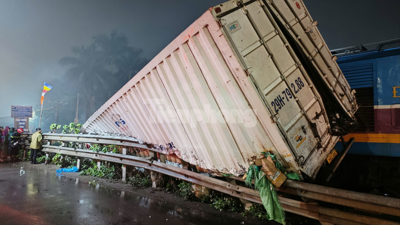 Hà Nội: Xe container bị đẩy xa hàng chục mét sau va chạm với tàu hỏa- Ảnh 3.