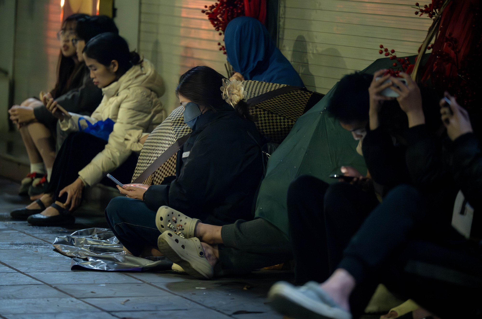 Cảnh tượng lạ trên phố Cầu Giấy vào đúng 0h ngày Vía Thần Tài- Ảnh 4. Cảnh tượng lạ trên phố Cầu Giấy vào đúng 0h ngày Vía Thần Tài- Ảnh 4.