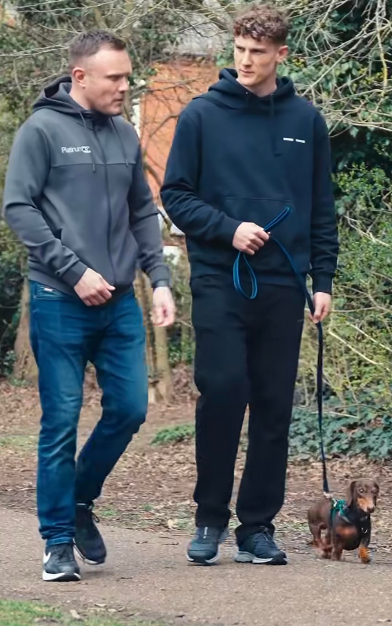 Cầu thủ b&oacute;ng đ&aacute; chi 35 triệu/tuần thu&ecirc; người 