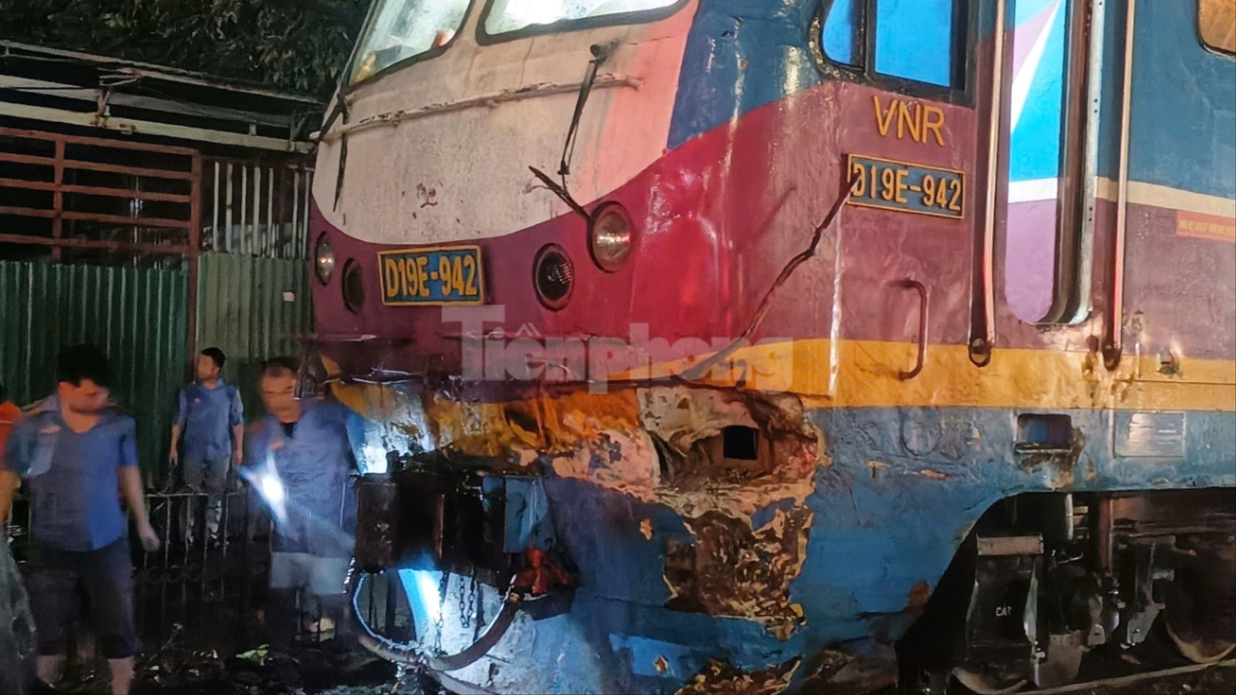 Hà Nội: Xe container bị đẩy xa hàng chục mét sau va chạm với tàu hỏa- Ảnh 7.