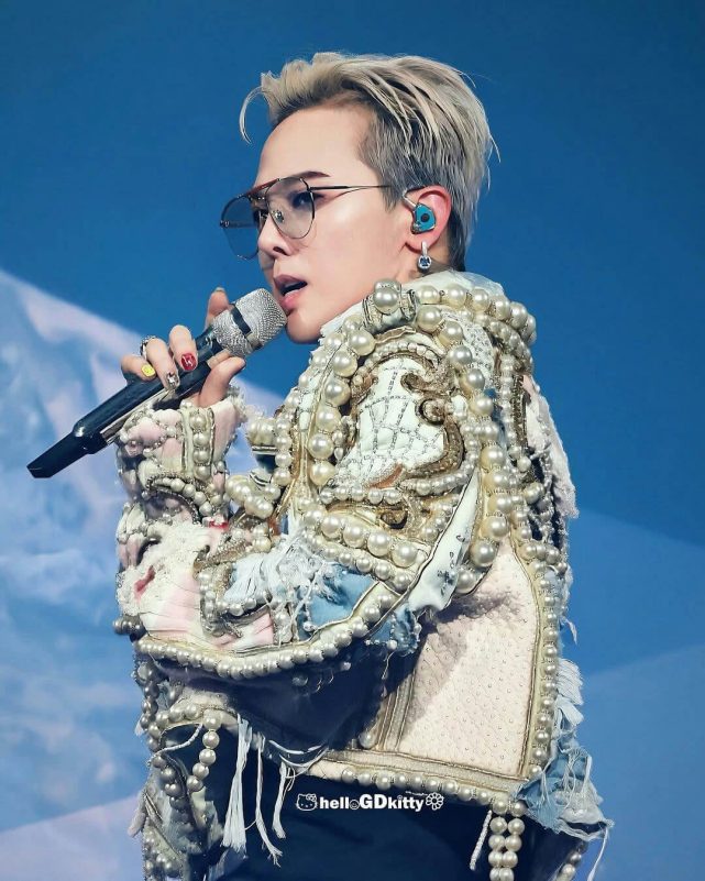 Đầu năm G-Dragon đ&atilde; căng, tuy&ecirc;n chiến với 100 người c&ugrave;ng l&uacute;c- Ảnh 3.