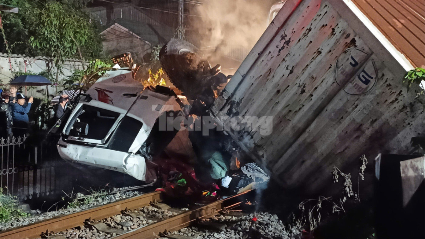 Hà Nội: Xe container bị đẩy xa hàng chục mét sau va chạm với tàu hỏa- Ảnh 5.