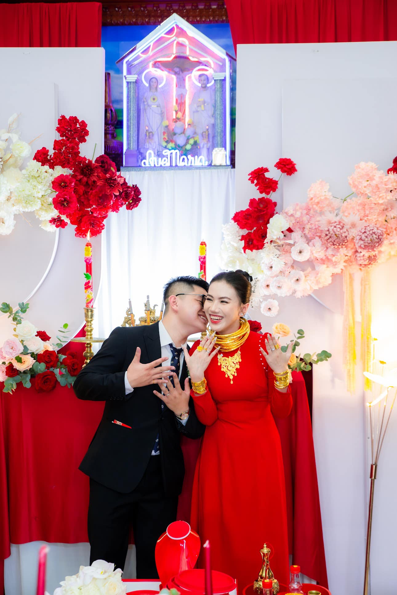 "Tứ đại mỹ nh&acirc;n" kết h&ocirc;n với c&aacute;c thiếu gia tiệm v&agrave;ng nổi tiếng Đ&agrave; Nẵng, Vĩnh Long, Đồng Nai: "Ăn ngủ" với v&agrave;ng- Ảnh 1.