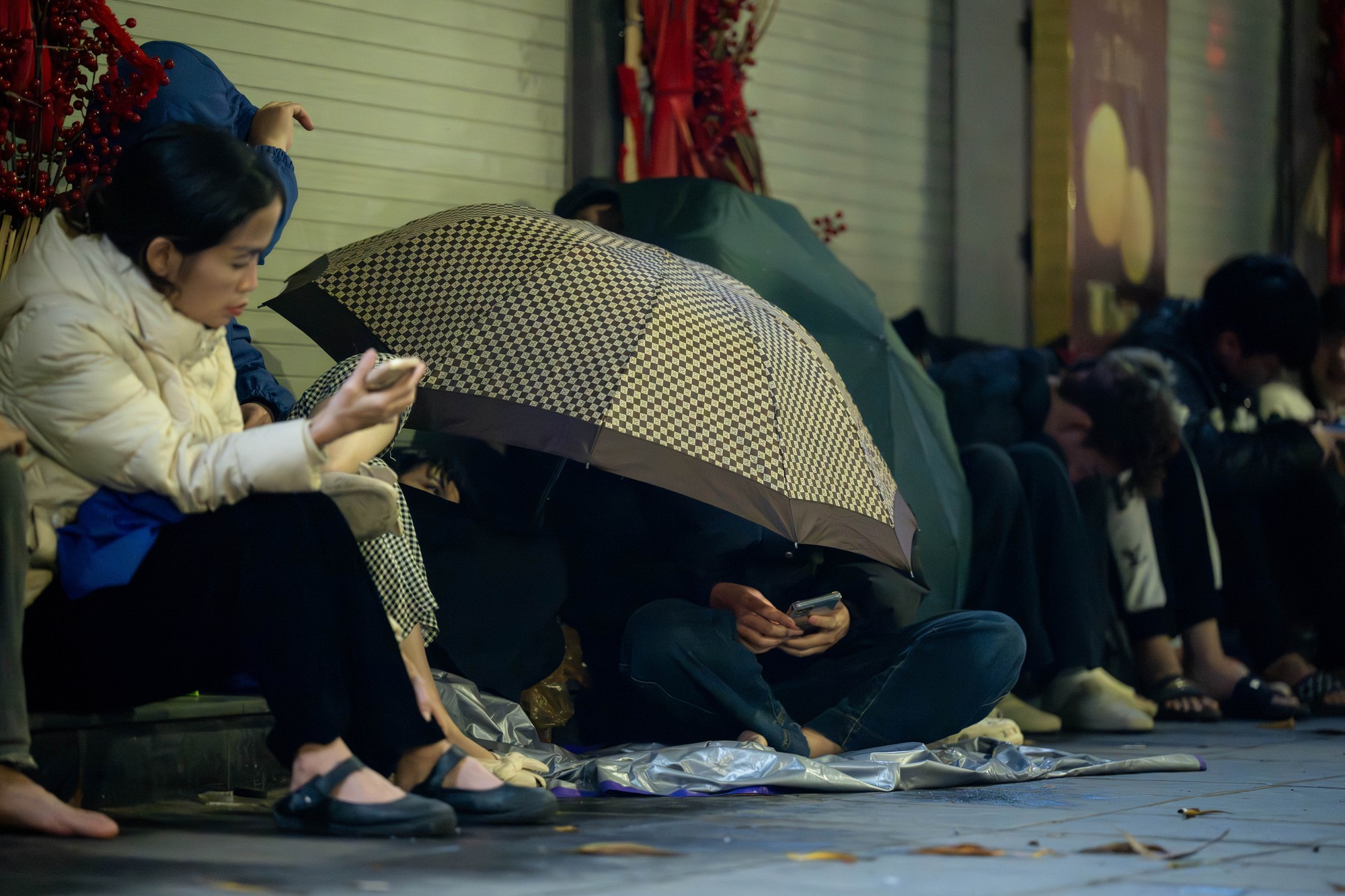 Cảnh tượng lạ trên phố Cầu Giấy vào đúng 0h ngày Vía Thần Tài- Ảnh 5. Cảnh tượng lạ trên phố Cầu Giấy vào đúng 0h ngày Vía Thần Tài- Ảnh 5.