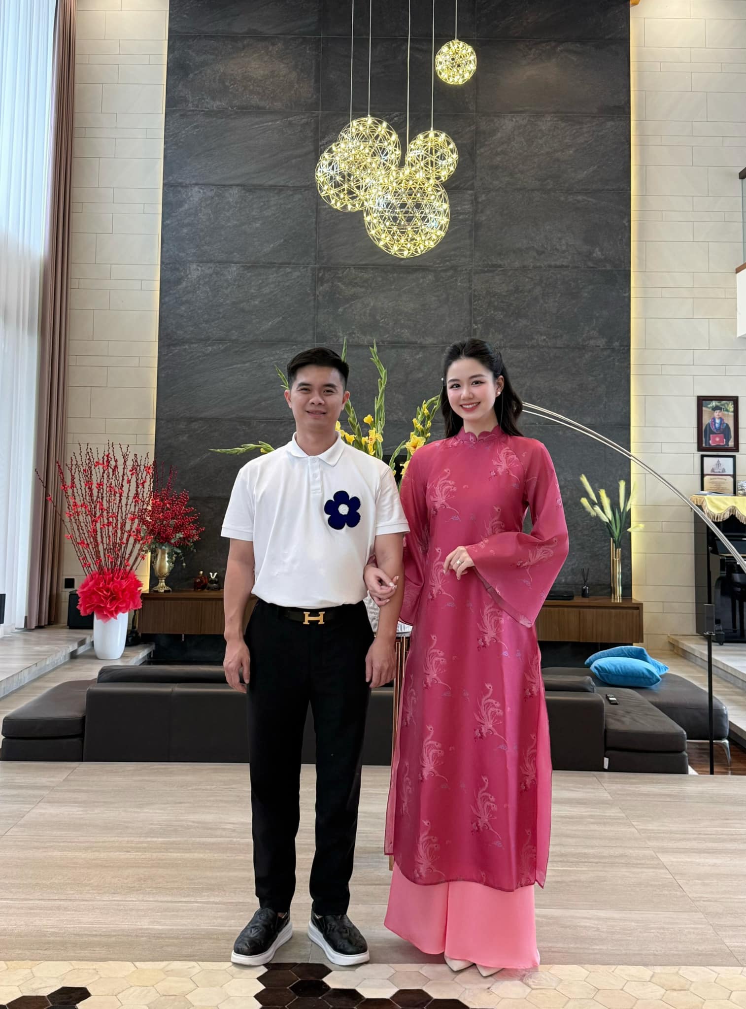 "Tứ đại mỹ nh&acirc;n" kết h&ocirc;n với c&aacute;c thiếu gia tiệm v&agrave;ng nổi tiếng Đ&agrave; Nẵng, Vĩnh Long, Đồng Nai: "Ăn ngủ" với v&agrave;ng- Ảnh 15.