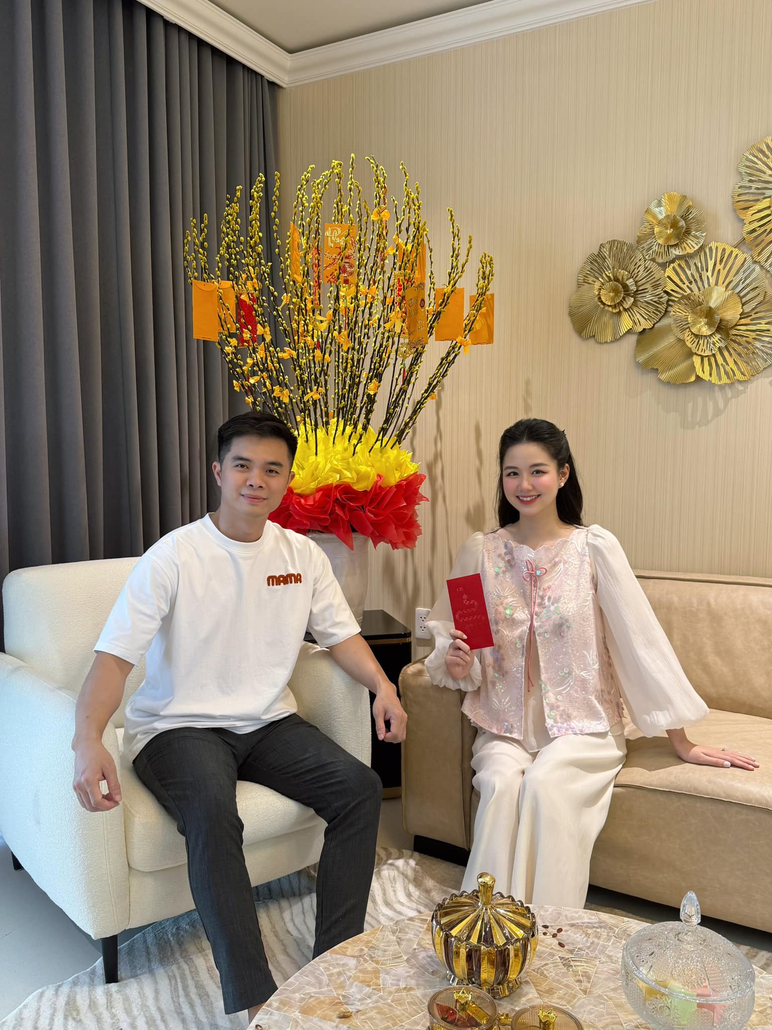 "Tứ đại mỹ nh&acirc;n" kết h&ocirc;n với c&aacute;c thiếu gia tiệm v&agrave;ng nổi tiếng Đ&agrave; Nẵng, Vĩnh Long, Đồng Nai: "Ăn ngủ" với v&agrave;ng- Ảnh 14.