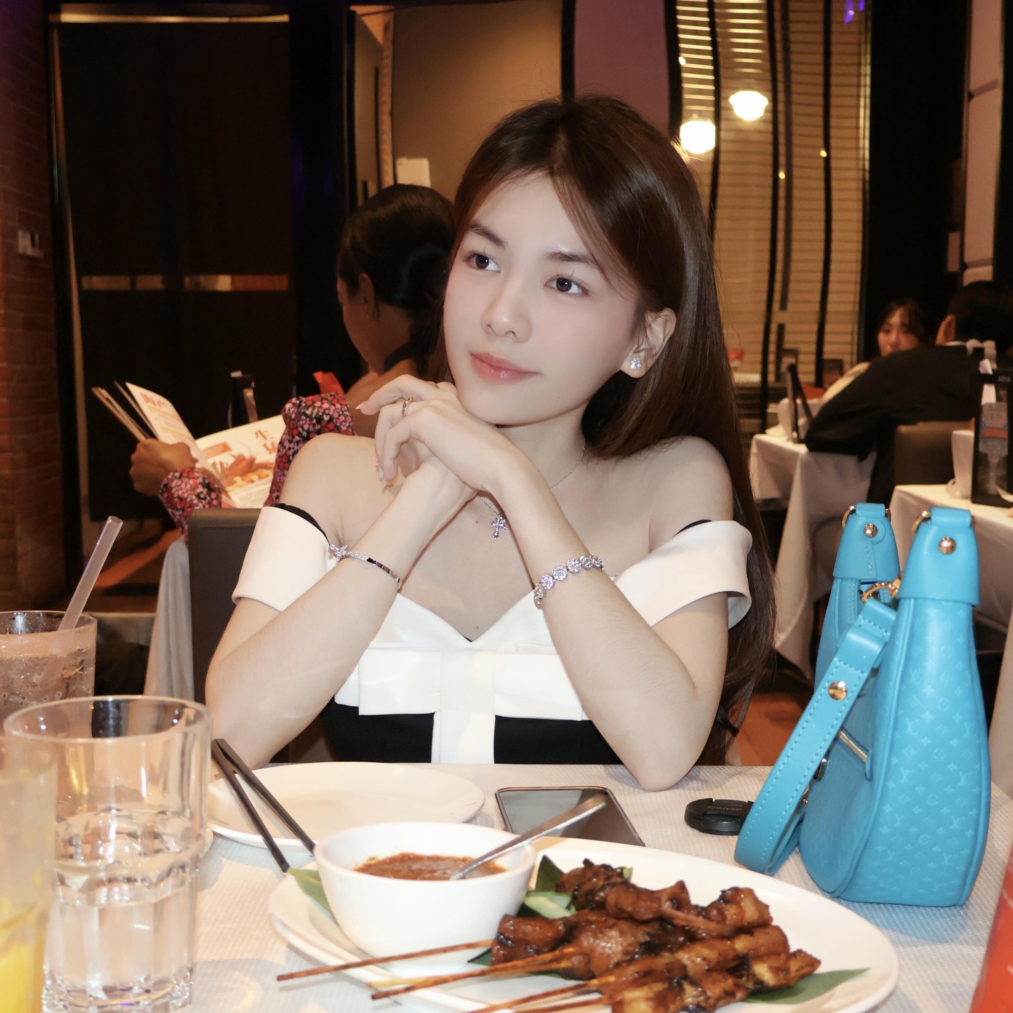 "Tứ đại mỹ nh&acirc;n" kết h&ocirc;n với c&aacute;c thiếu gia tiệm v&agrave;ng nổi tiếng Đ&agrave; Nẵng, Vĩnh Long, Đồng Nai: "Ăn ngủ" với v&agrave;ng- Ảnh 7.