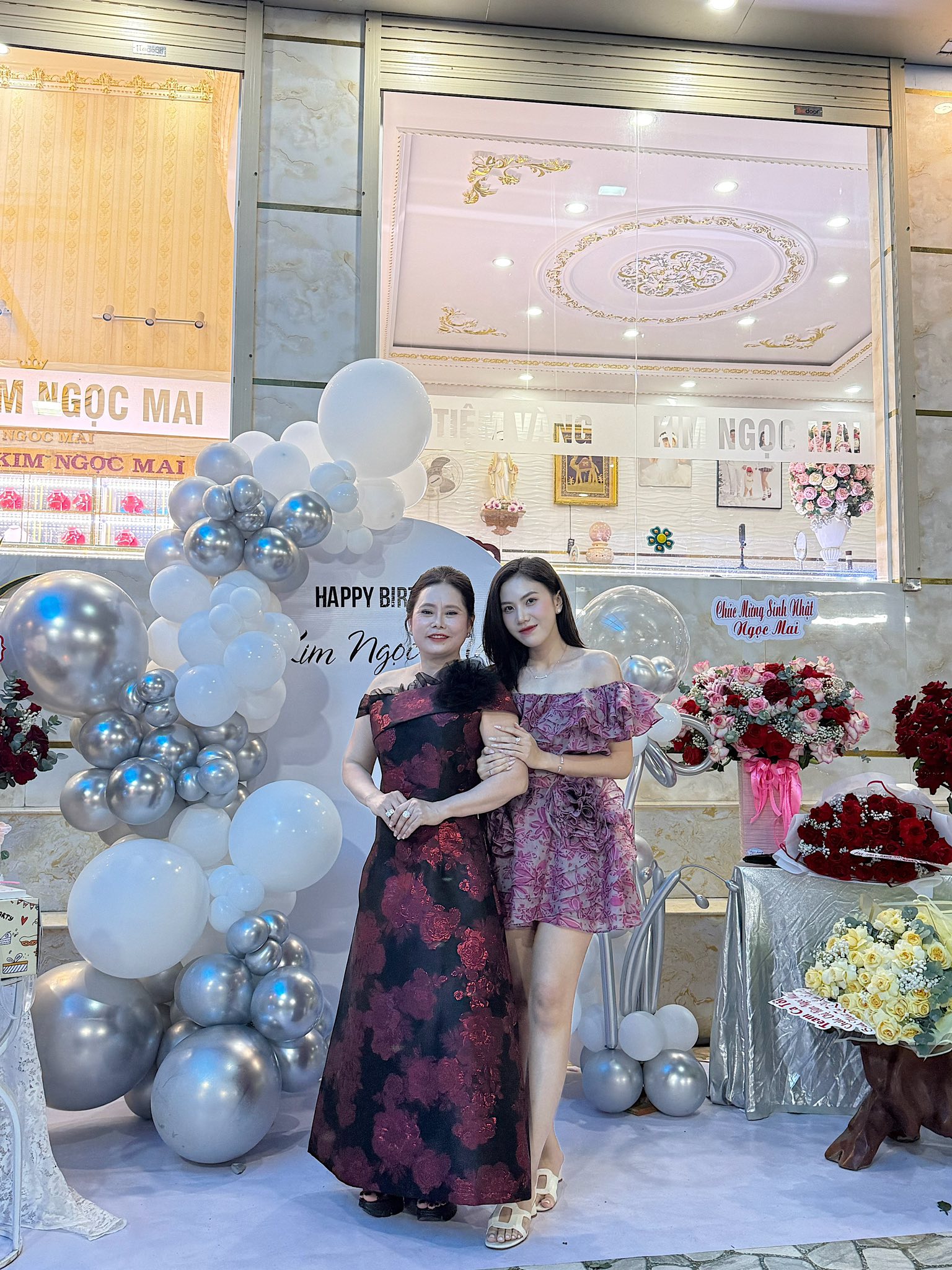 "Tứ đại mỹ nh&acirc;n" kết h&ocirc;n với c&aacute;c thiếu gia tiệm v&agrave;ng nổi tiếng Đ&agrave; Nẵng, Vĩnh Long, Đồng Nai: "Ăn ngủ" với v&agrave;ng- Ảnh 2.