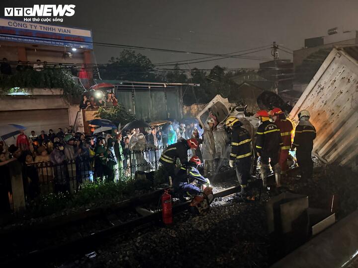 Hiện trường vụ t&agrave;u hỏa h&uacute;c văng &ocirc; t&ocirc; tải ở H&agrave; Nội- Ảnh 1.