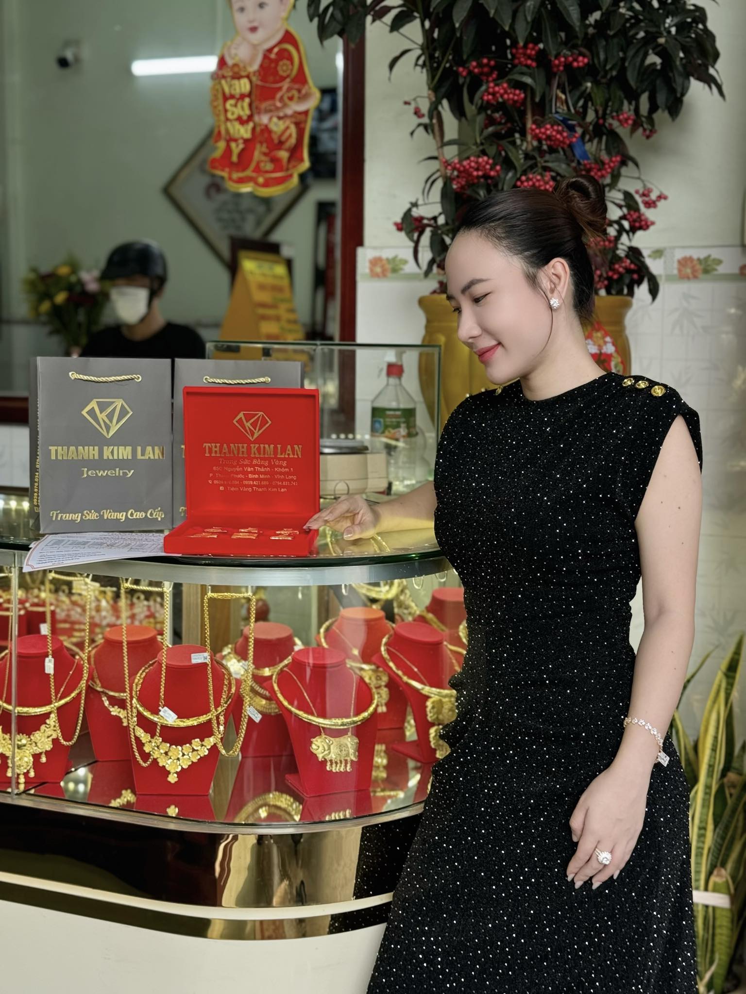 "Tứ đại mỹ nh&acirc;n" kết h&ocirc;n với c&aacute;c thiếu gia tiệm v&agrave;ng nổi tiếng Đ&agrave; Nẵng, Vĩnh Long, Đồng Nai: "Ăn ngủ" với v&agrave;ng- Ảnh 18.