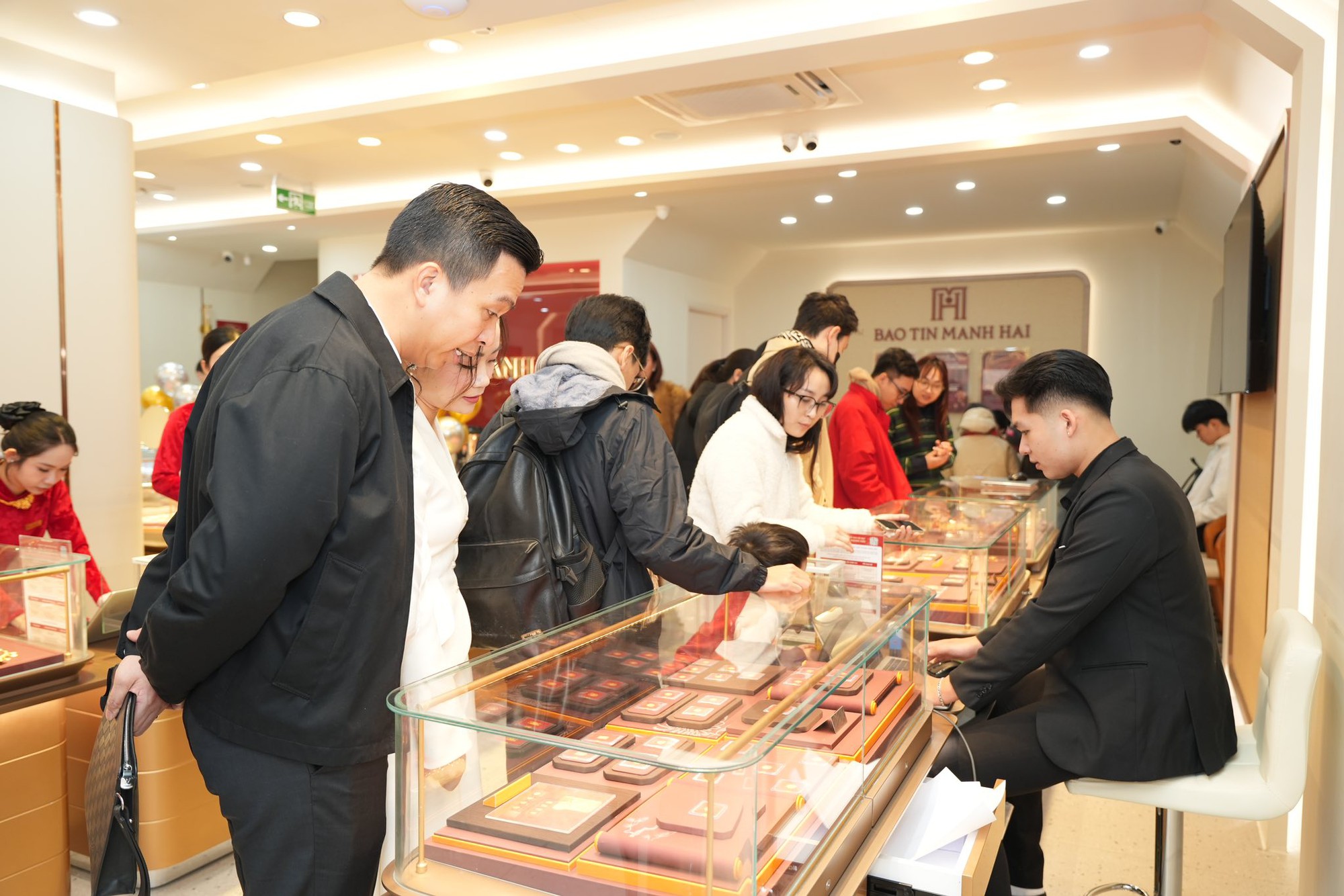 Nh&igrave;n người ta mua v&agrave;ng cũng FOMO muốn cầm tiền đi mua: Chuy&ecirc;n gia n&oacute;i thẳng!- Ảnh 2.