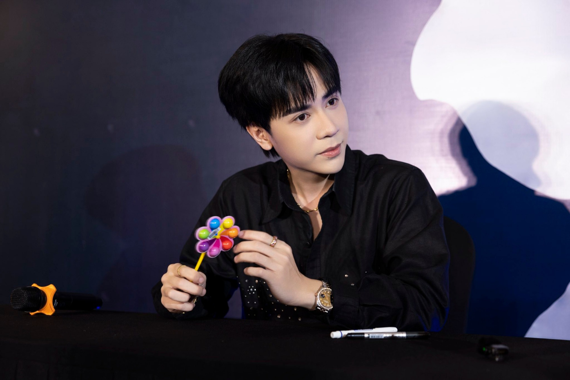 Nhan sắc 10 năm kh&ocirc;ng đổi của nam ca sĩ g&acirc;y b&atilde;o Đ&ocirc;ng Nam &Aacute;, cả thập kỷ đổi đời từ hiện tượng mạng triệu view- Ảnh 4.