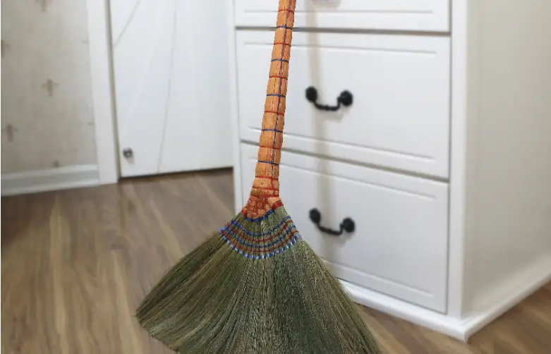 Nh&agrave; c&oacute; sạch đến mấy cũng đừng dại đặt chổi ở 3 g&oacute;c n&agrave;y: Kh&ocirc;ng phải m&ecirc; t&iacute;n m&agrave; l&agrave; nguy&ecirc;n tắc giữ lửa nếp nh&agrave; cực khoa học!- Ảnh 3.