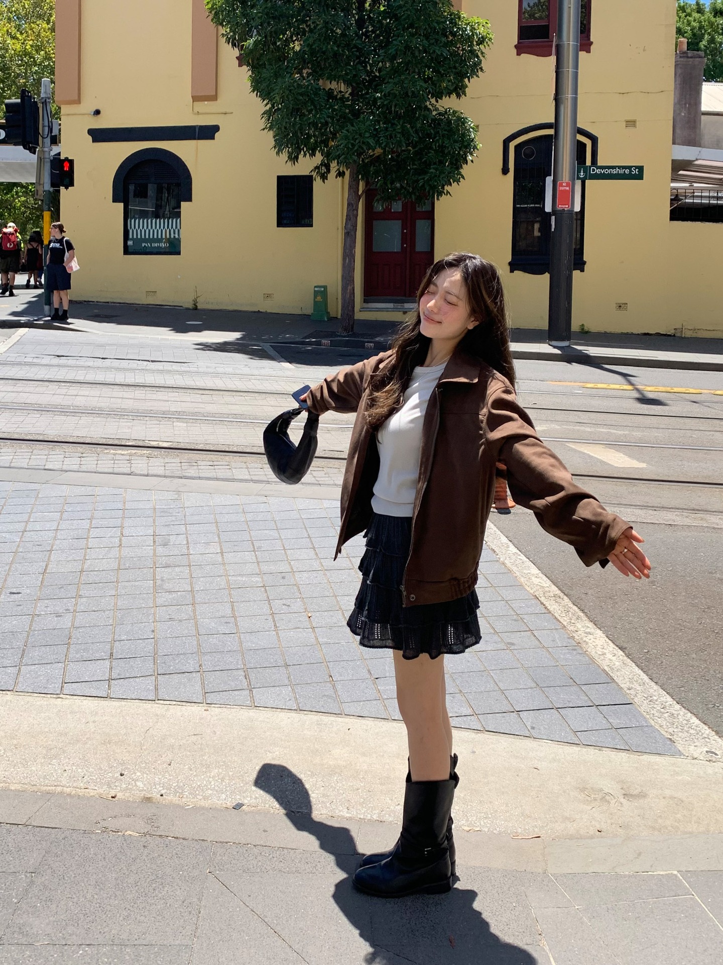 4 c&aacute;ch mặc đẹp v&agrave; tiện lợi cho ng&agrave;y mưa nồm- Ảnh 8.