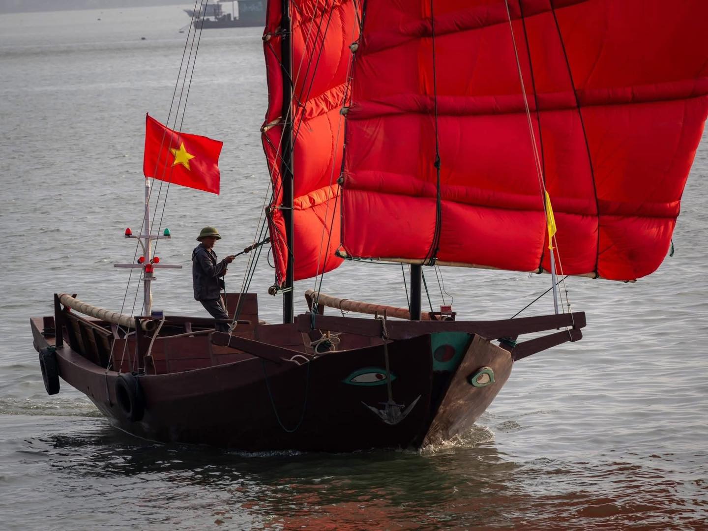 Ch&aacute;n cảnh check-in đền ch&ugrave;a, d&agrave;n n&agrave;ng thơ xắn &aacute;o d&agrave;i lội đ&aacute; để chụp với thuyền buồm đỏ rực tại Hạ Long sau 10 năm- Ảnh 1.