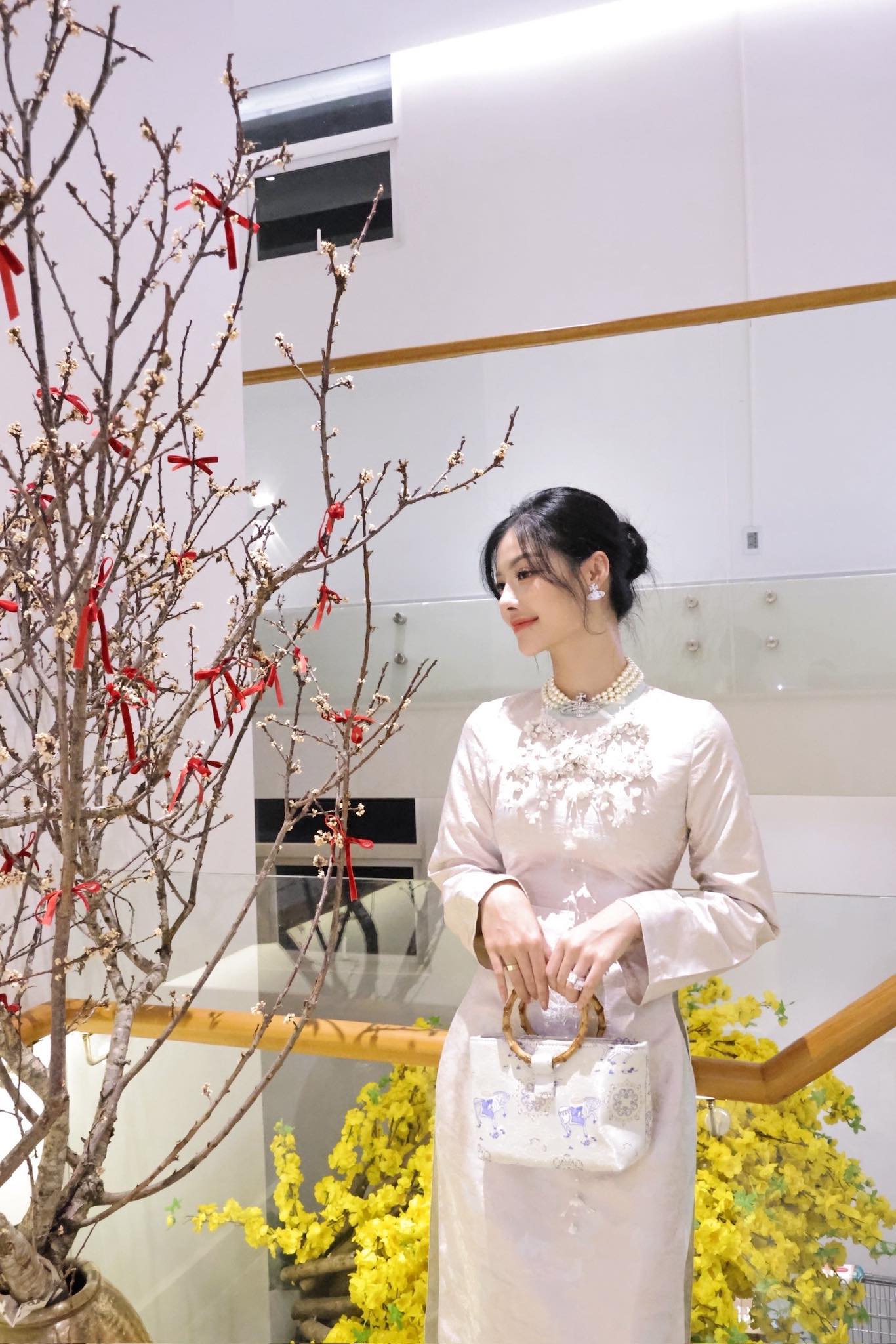 Sinh nhật tuổi 26 của Lona Kiều Loan: Nhận b&oacute; hoa khủng, chi tiết tr&ecirc;n b&aacute;nh kem g&acirc;y b&agrave;n t&aacute;n- Ảnh 6.