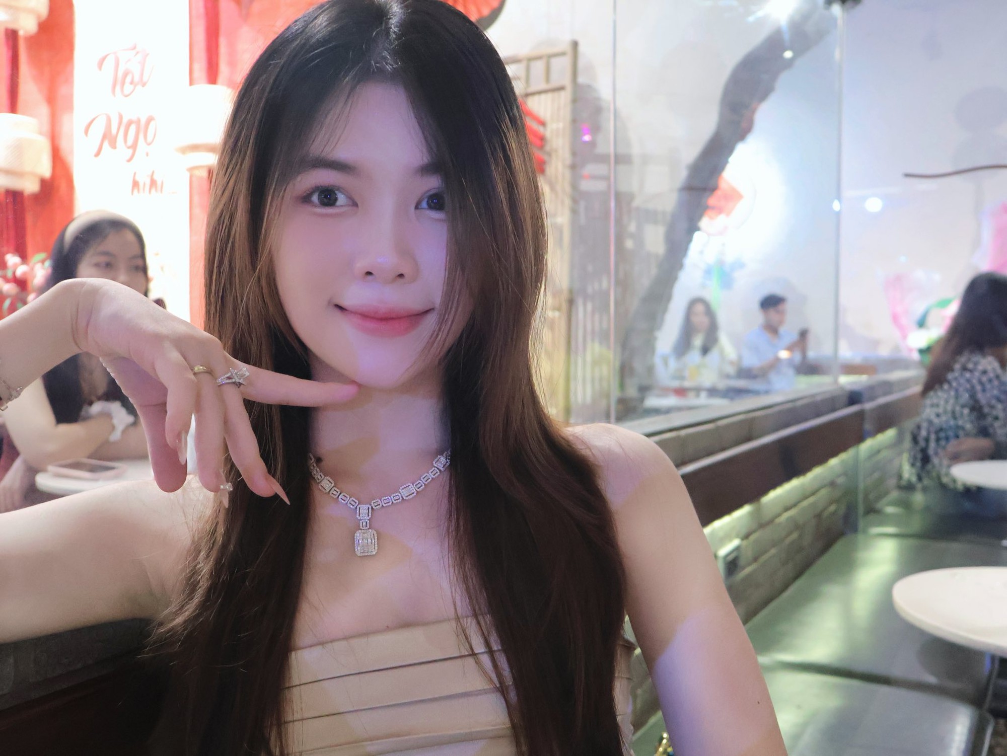 "Tứ đại mỹ nh&acirc;n" kết h&ocirc;n với c&aacute;c thiếu gia tiệm v&agrave;ng nổi tiếng Đ&agrave; Nẵng, Vĩnh Long, Đồng Nai: "Ăn ngủ" với v&agrave;ng- Ảnh 8.