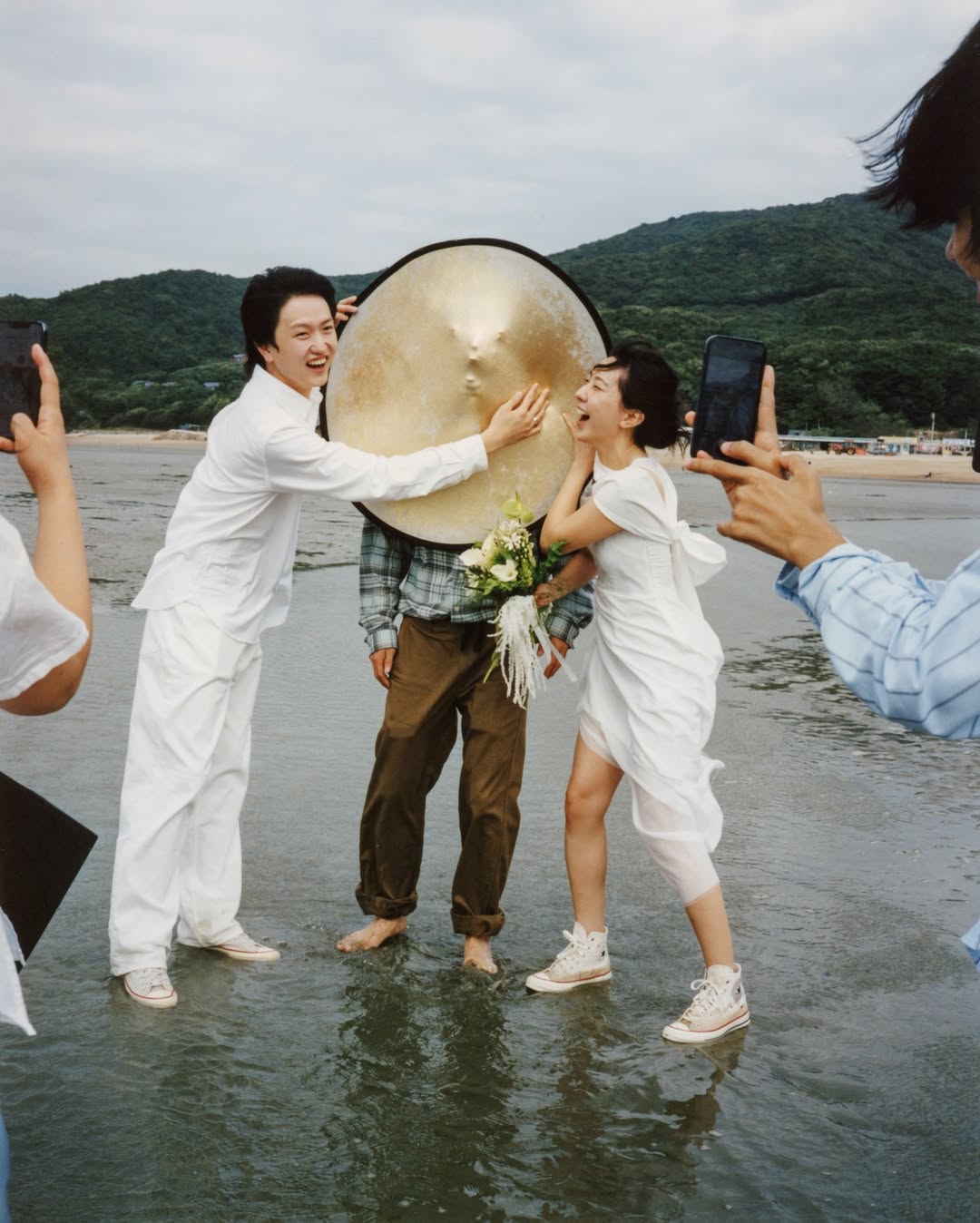 Hot nhất ngày: Ca sĩ 9X kết hôn tung ảnh cưới lạ đời mặt lấm lem bùn, sao nam số 1 showbiz vội chúc mừng- Ảnh 5. Hot nhất ngày: Ca sĩ 9X kết hôn tung ảnh cưới lạ đời mặt lấm lem bùn, sao nam số 1 showbiz vội chúc mừng- Ảnh 5.