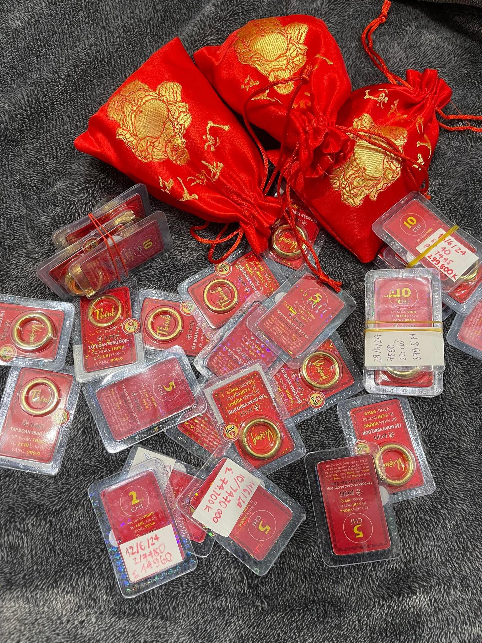 Các mẹ ở Hà Nội dẫn con đến tiệm vàng, trích 75% tiền lì xì để tích sản: Chỉ muốn con hiểu đúng 1 điều!- Ảnh 7. Các mẹ ở Hà Nội dẫn con đến tiệm vàng, trích 75% tiền lì xì để tích sản: Chỉ muốn con hiểu đúng 1 điều!- Ảnh 7.