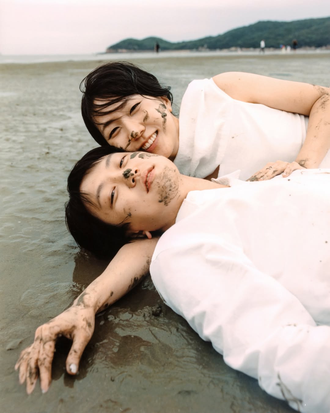 Hot nhất ngày: Ca sĩ 9X kết hôn tung ảnh cưới lạ đời mặt lấm lem bùn, sao nam số 1 showbiz vội chúc mừng- Ảnh 1. Hot nhất ngày: Ca sĩ 9X kết hôn tung ảnh cưới lạ đời mặt lấm lem bùn, sao nam số 1 showbiz vội chúc mừng- Ảnh 1.