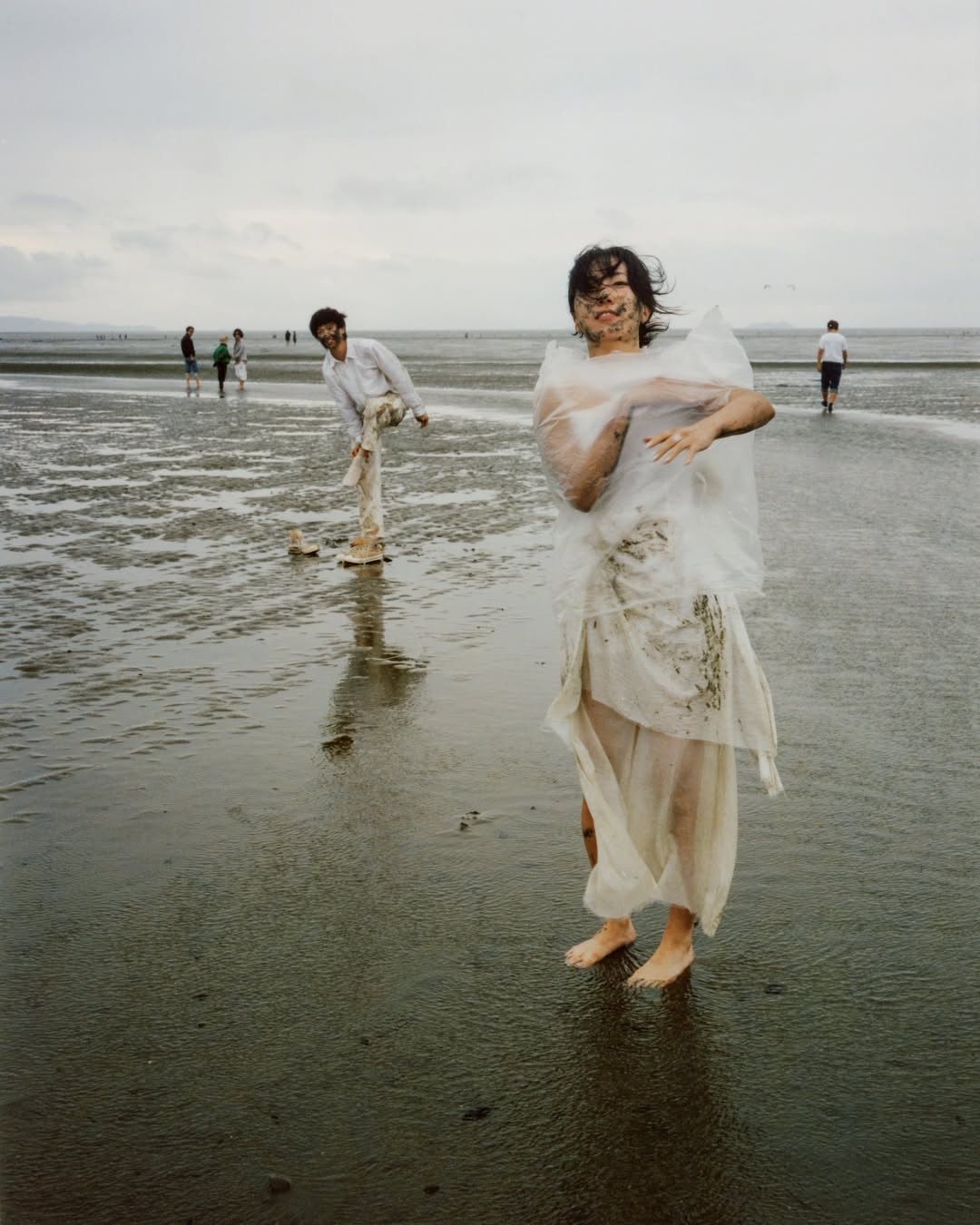 Hot nhất ngày: Ca sĩ 9X kết hôn tung ảnh cưới lạ đời mặt lấm lem bùn, sao nam số 1 showbiz vội chúc mừng- Ảnh 2. Hot nhất ngày: Ca sĩ 9X kết hôn tung ảnh cưới lạ đời mặt lấm lem bùn, sao nam số 1 showbiz vội chúc mừng- Ảnh 2.