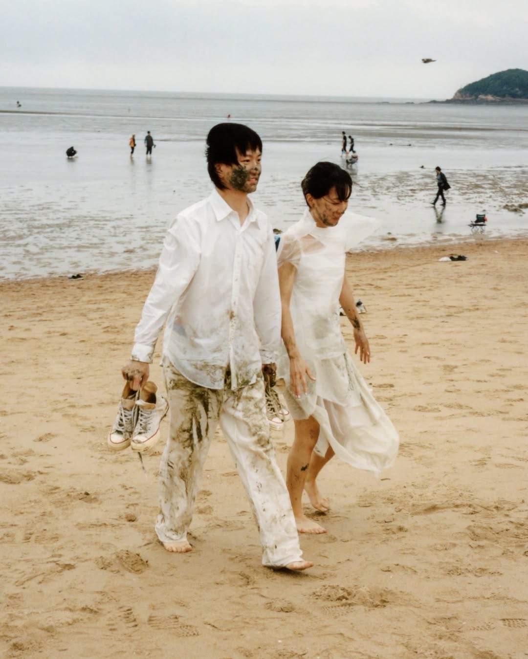 Hot nhất ngày: Ca sĩ 9X kết hôn tung ảnh cưới lạ đời mặt lấm lem bùn, sao nam số 1 showbiz vội chúc mừng- Ảnh 3. Hot nhất ngày: Ca sĩ 9X kết hôn tung ảnh cưới lạ đời mặt lấm lem bùn, sao nam số 1 showbiz vội chúc mừng- Ảnh 3.